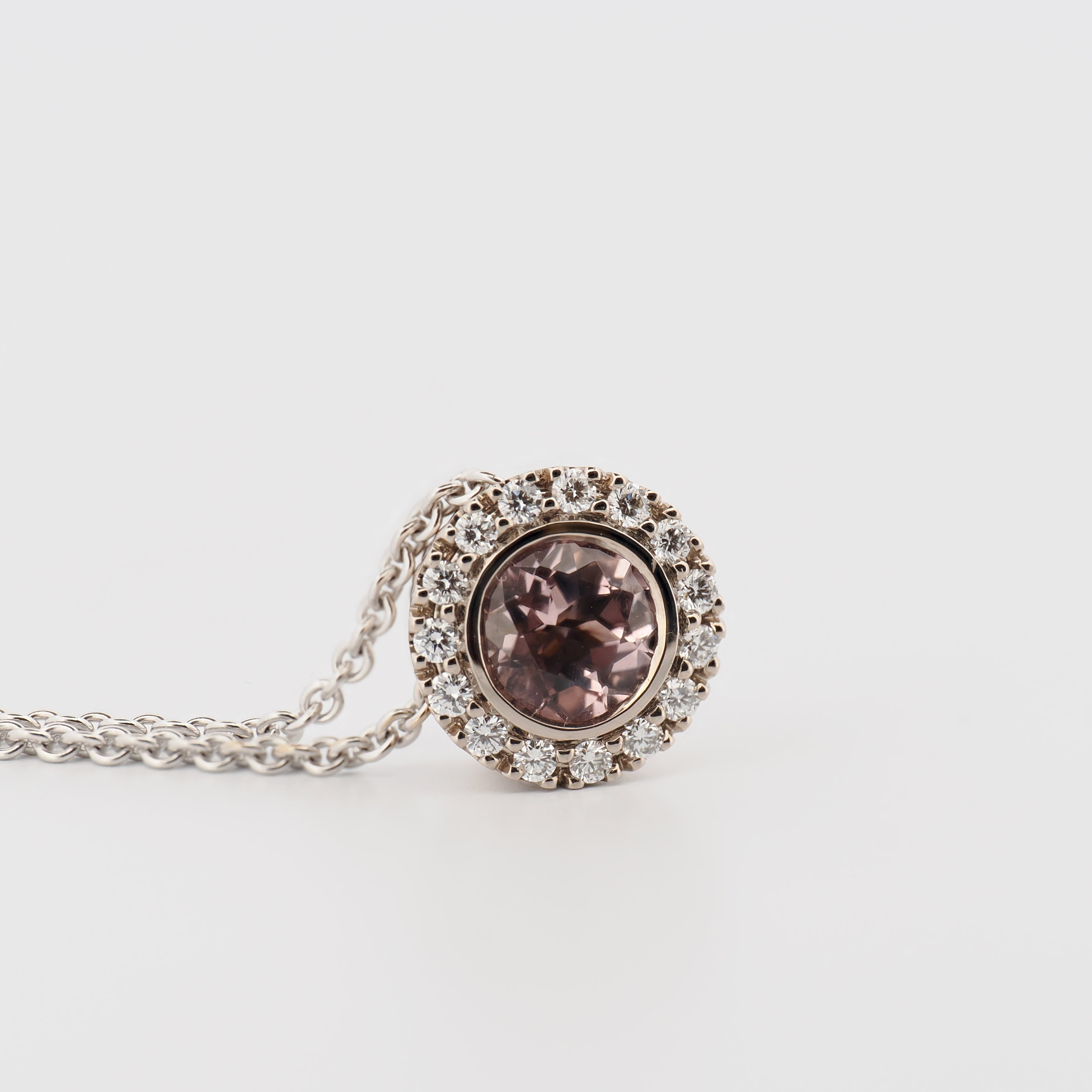 Collier mit Morganit Anhänger mit Brillanten in Weißgold