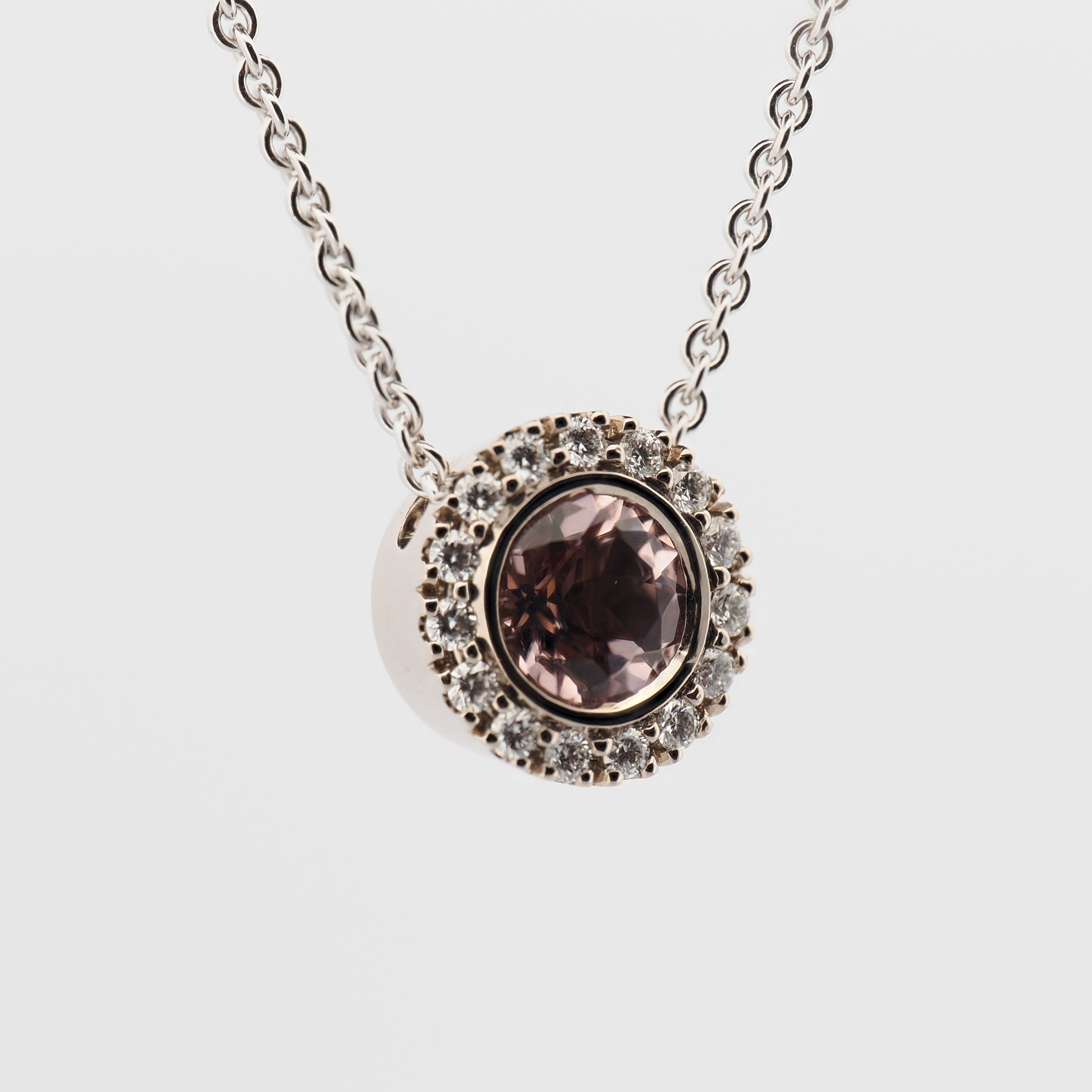 Collier mit Morganit Anhänger mit Brillanten in Weißgold