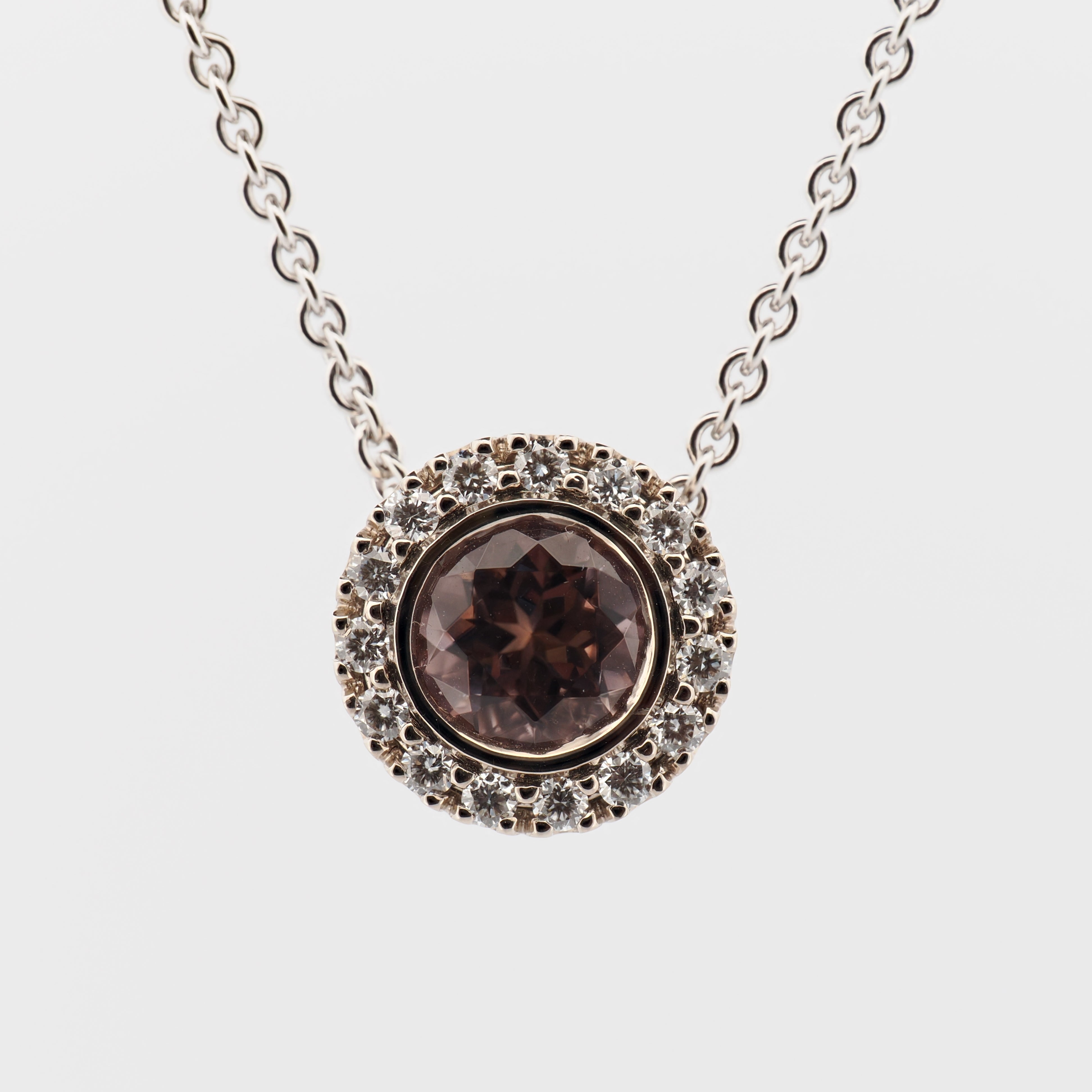 Collier mit Morganit Anhänger mit Brillanten in Weißgold