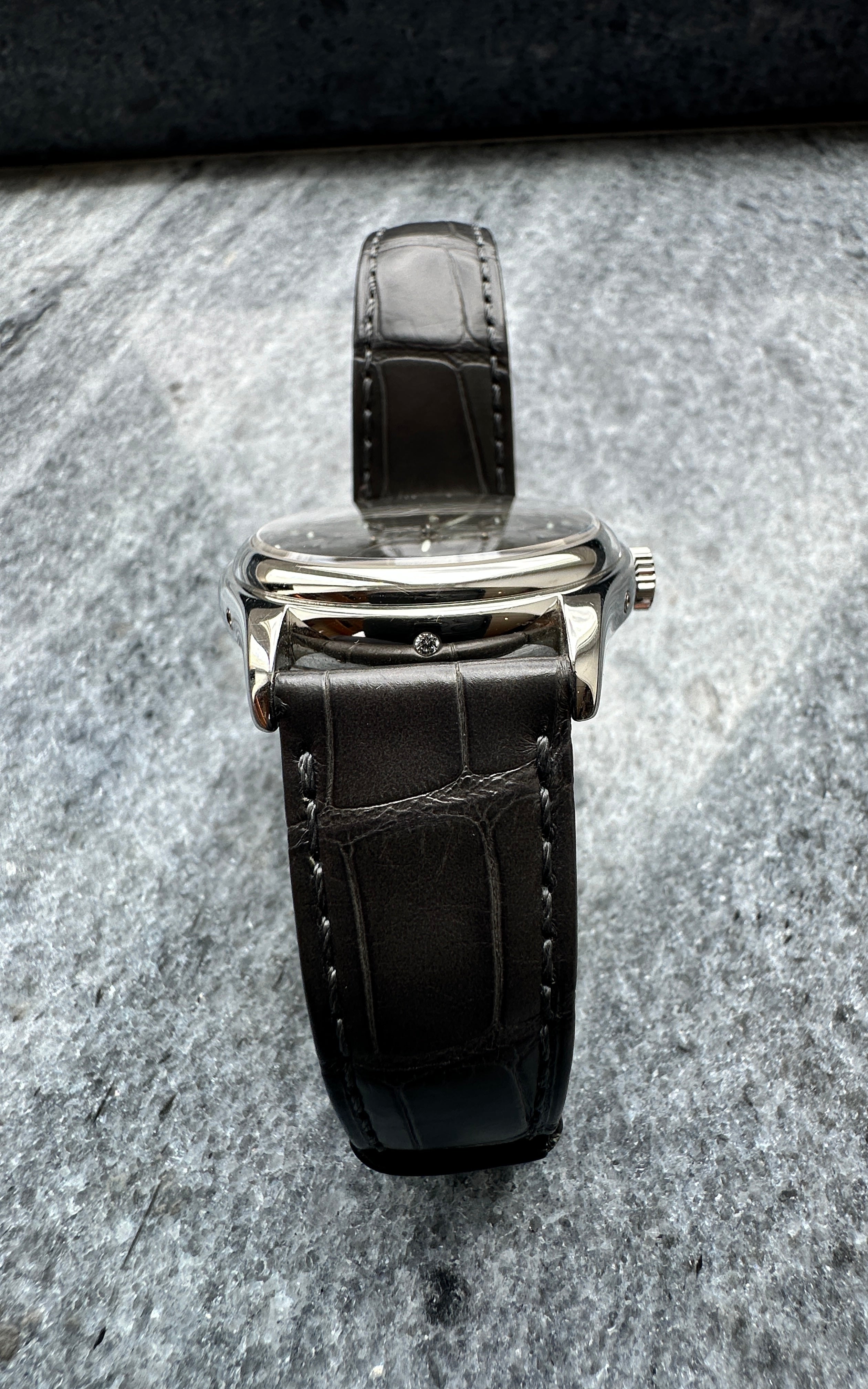 Seitenansicht einer Patek Philippe 5146P-001 aus Platin mit schwarzem Krokodillederarmband