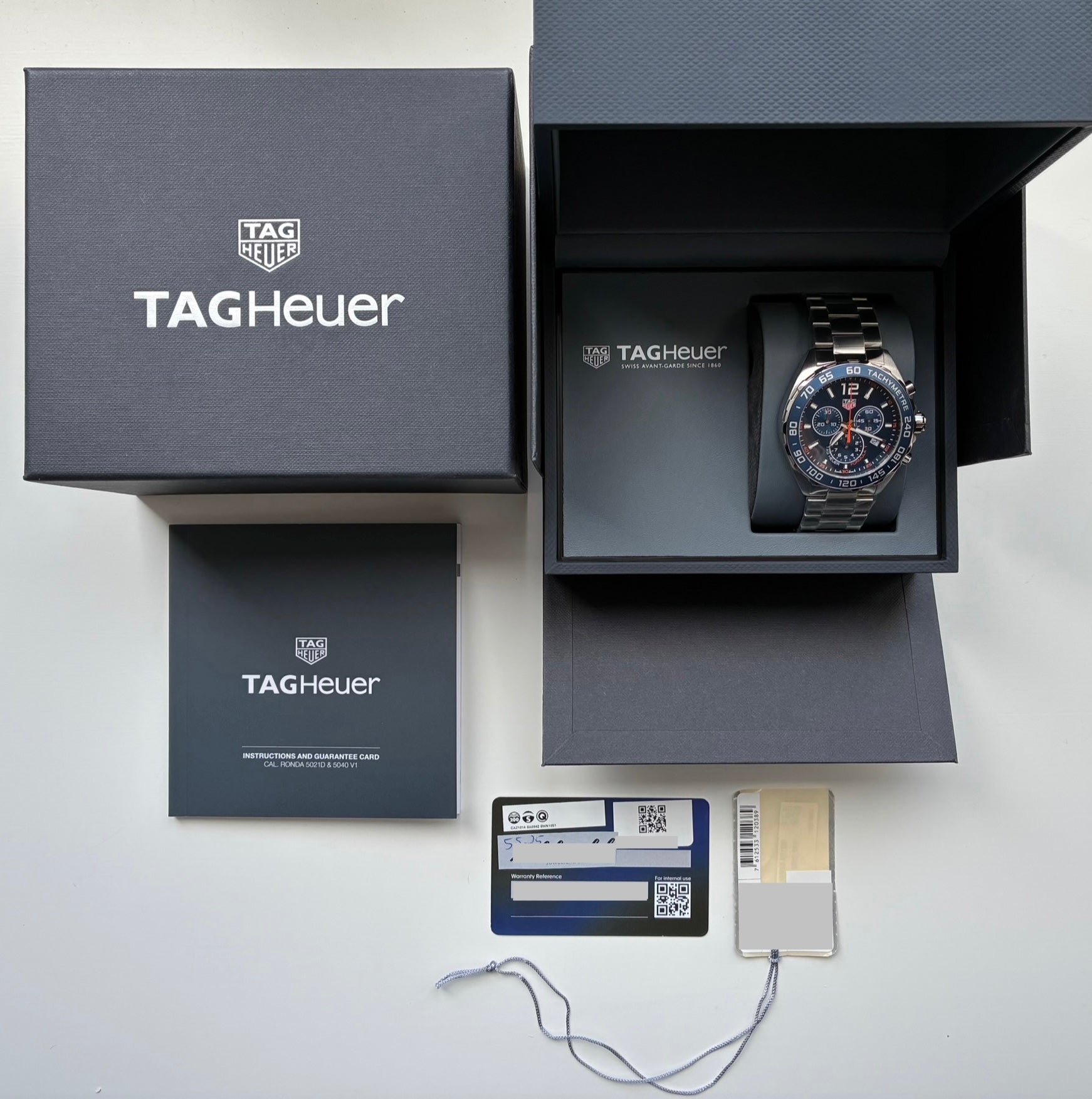 Tag Heuer Formula 1 Chronograph Quarz 43mm in einem geöffneten schwarzen Karton auf weissem Hintergrund