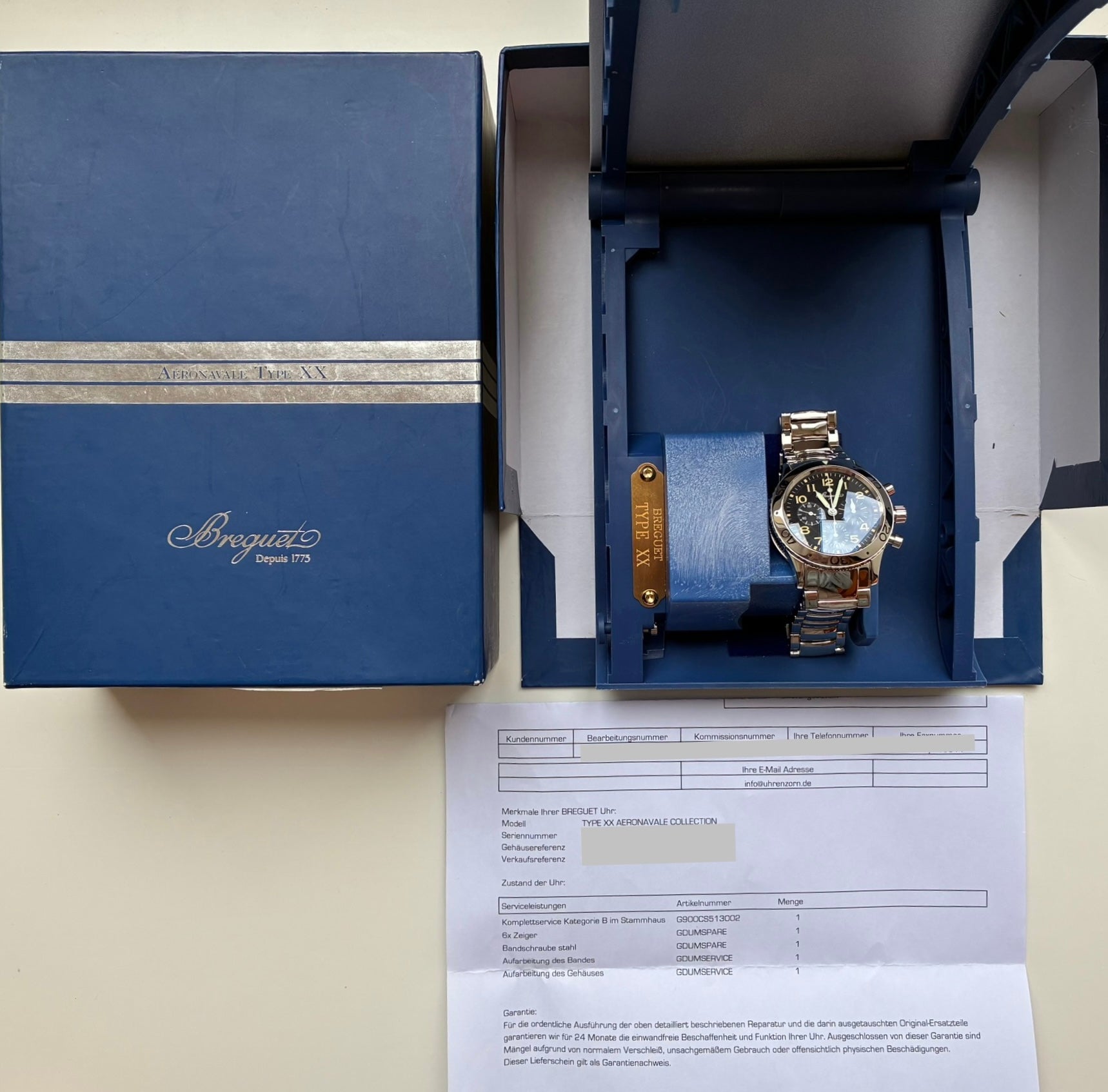 Breguet Type XX Aeronavale im blauen Marken-Etui, goldfarbenes Stahlarmband, Dienstleistungsdokumentation daneben