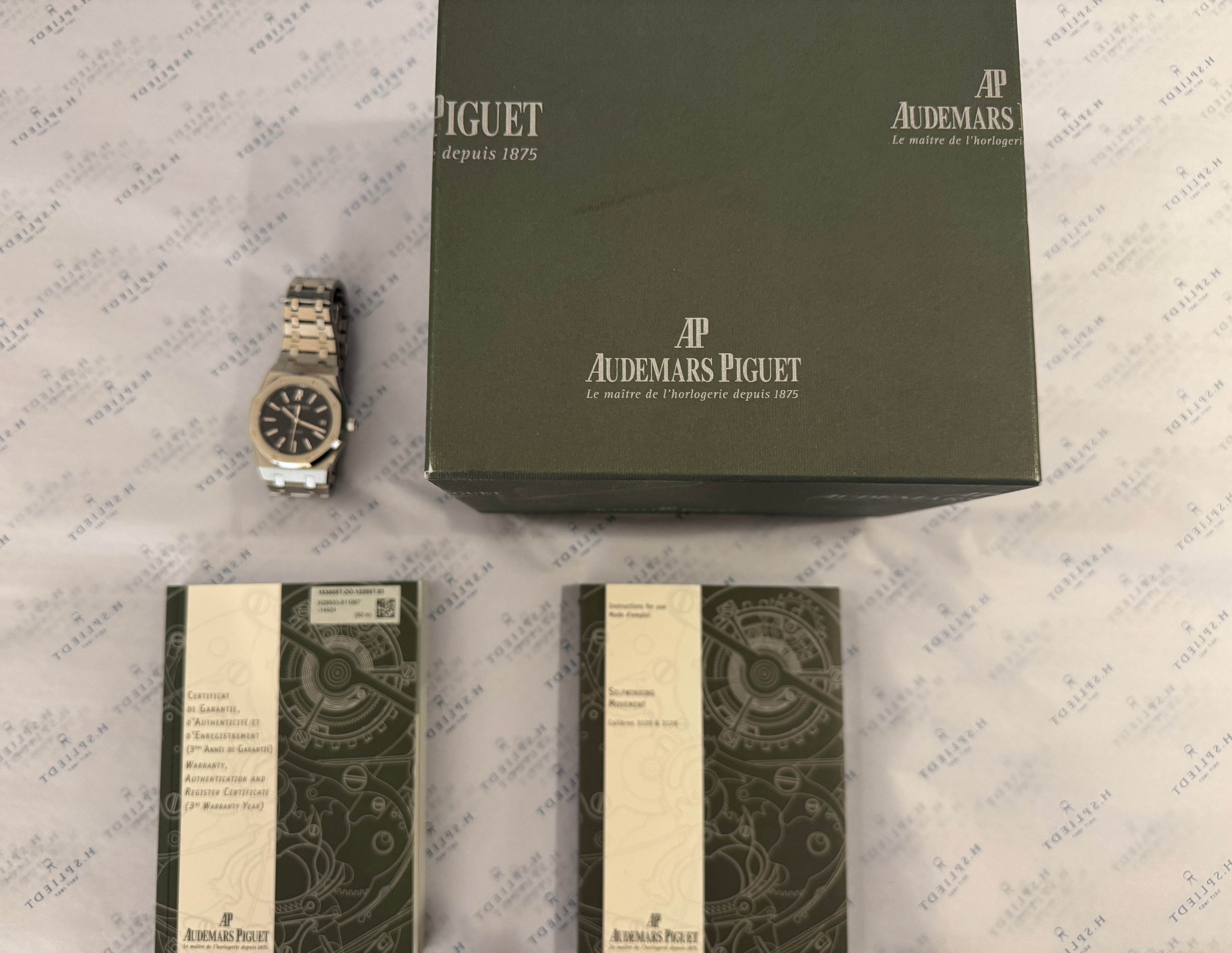 Audemars Piguet Royal Oak 39mm Automatik aus Edelstahl mit schwarzem Zifferblatt und Verpackung