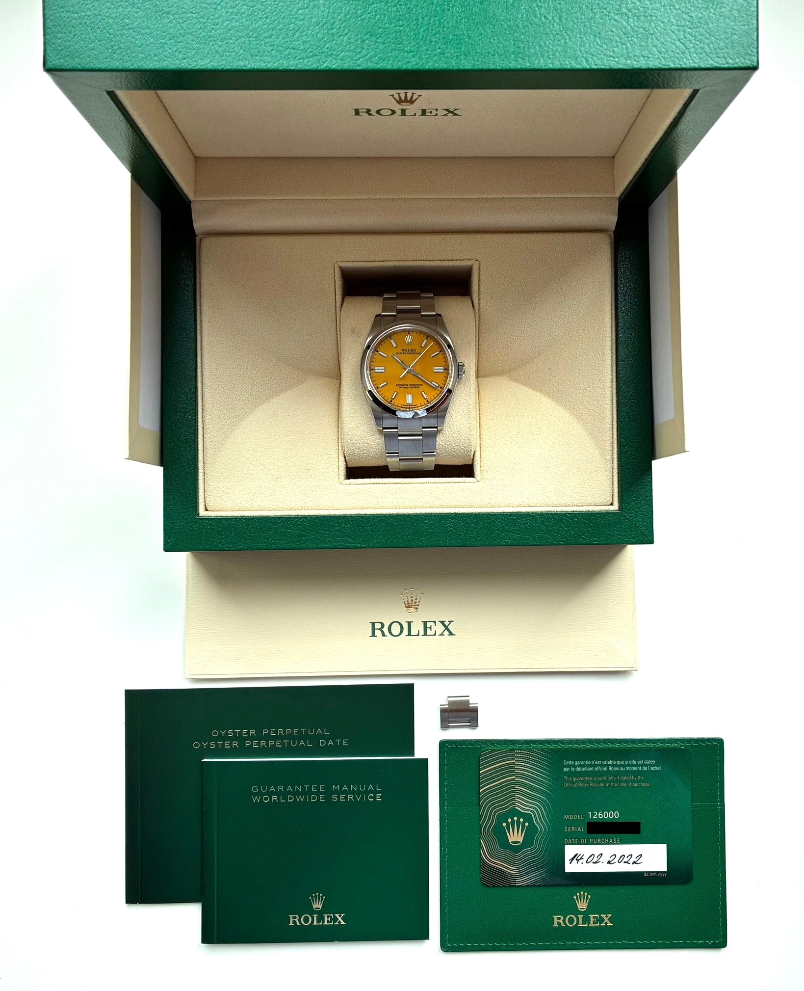 Rolex Oyster Perpetual 36 mit gelbem Zifferblatt in geöffneter grüner Box