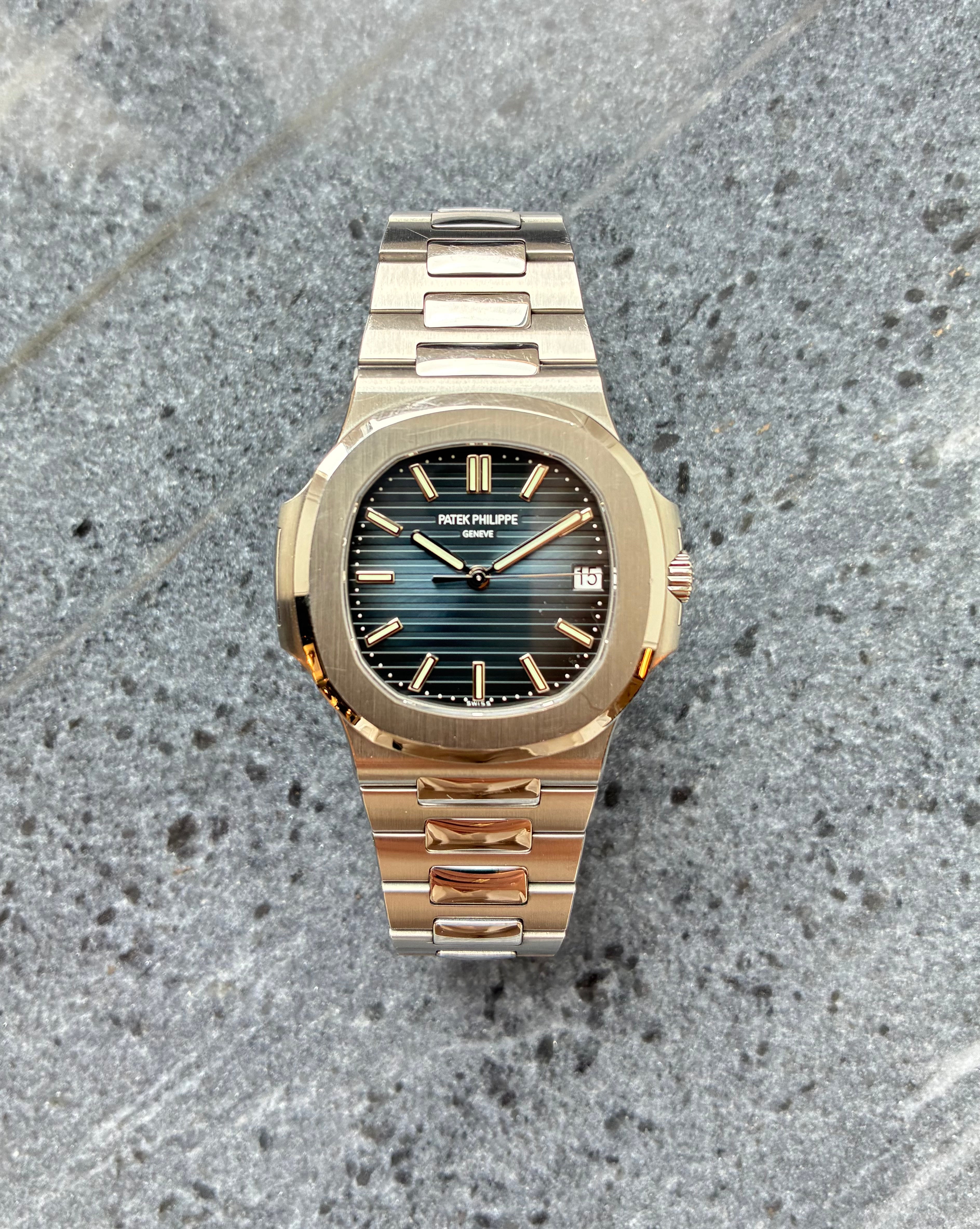 Patek Philippe Nautilus 40 mm Stahl mit blauem Zifferblatt und Datumsanzeige auf Steingrund