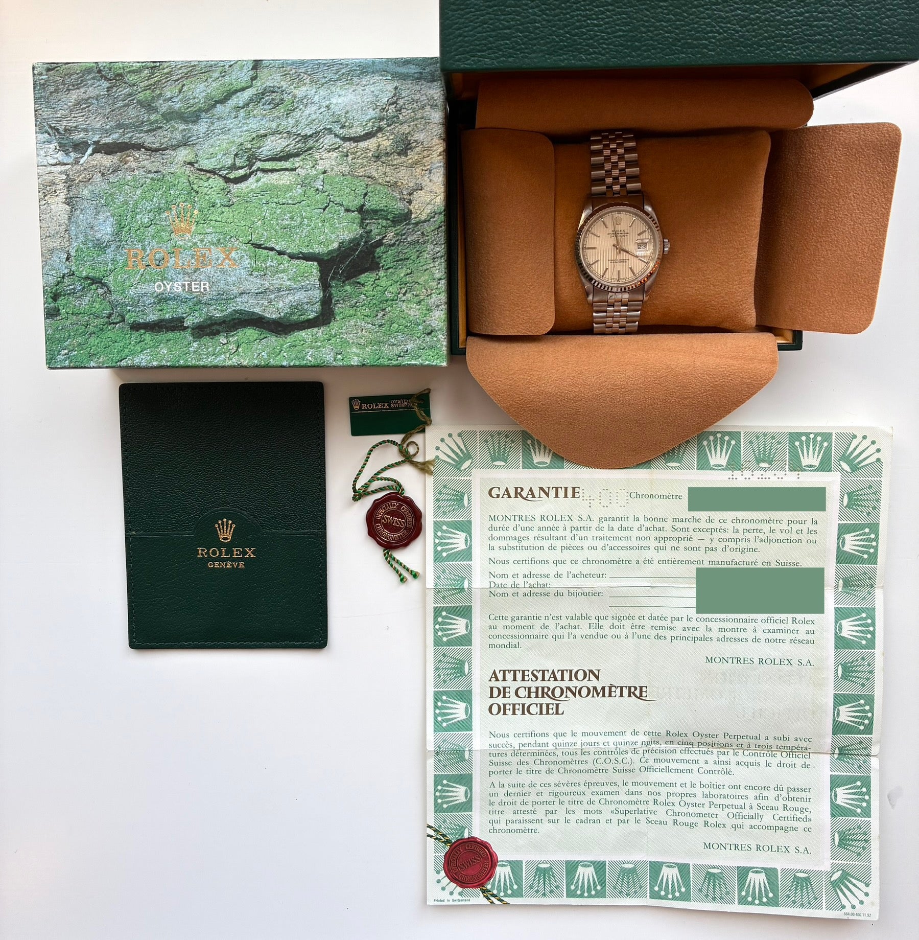 Eine Rolex Datejust 36 mm aus Stahl mit silbernem Zifferblatt und Datumsanzeige in der Originalverpackung mit Garantie