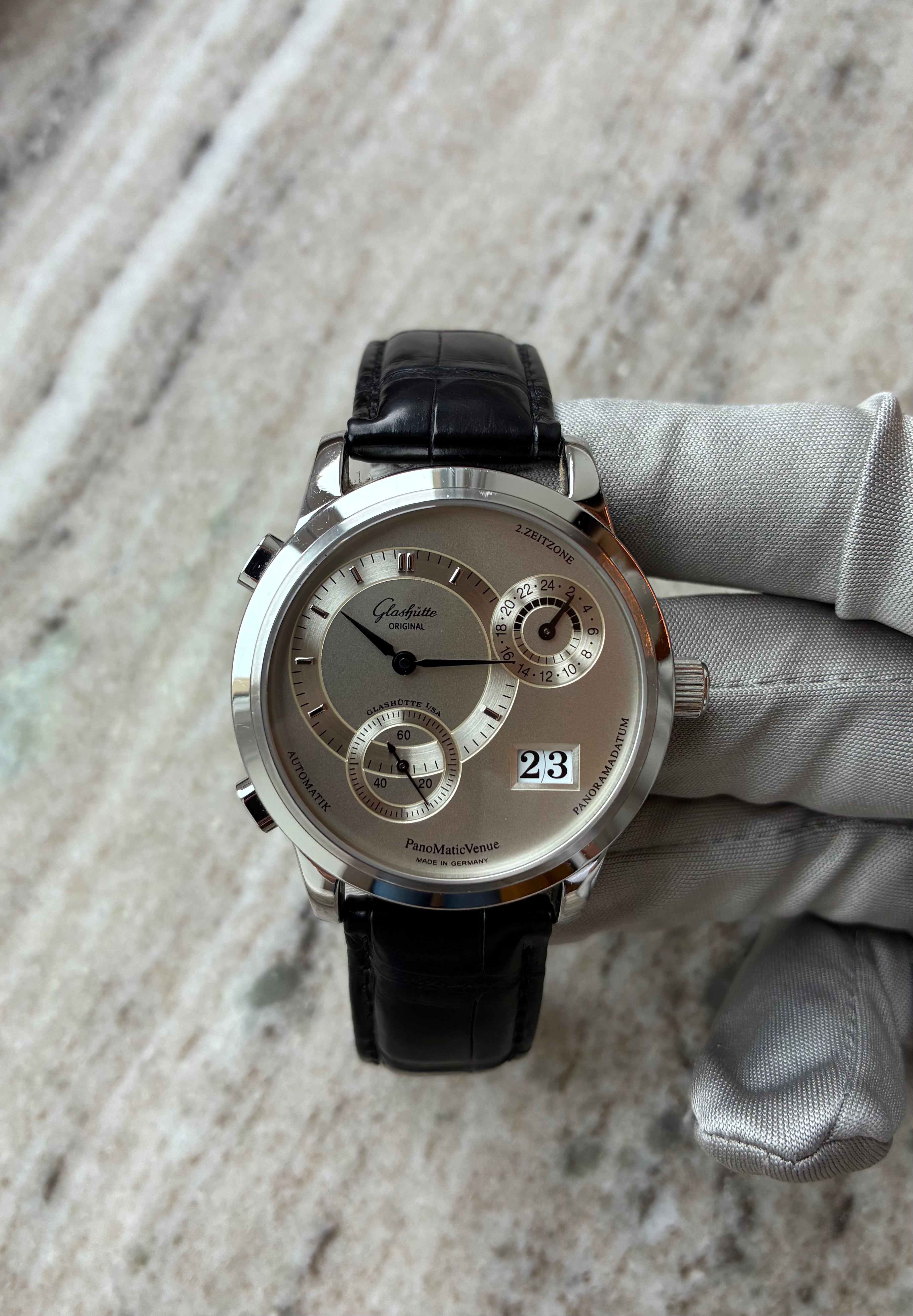 Glashütte Original PanoMatic Venue Zweite Zeitzone aus Edelstahl mit schwarzem Lederband und silbrigem Zifferblatt