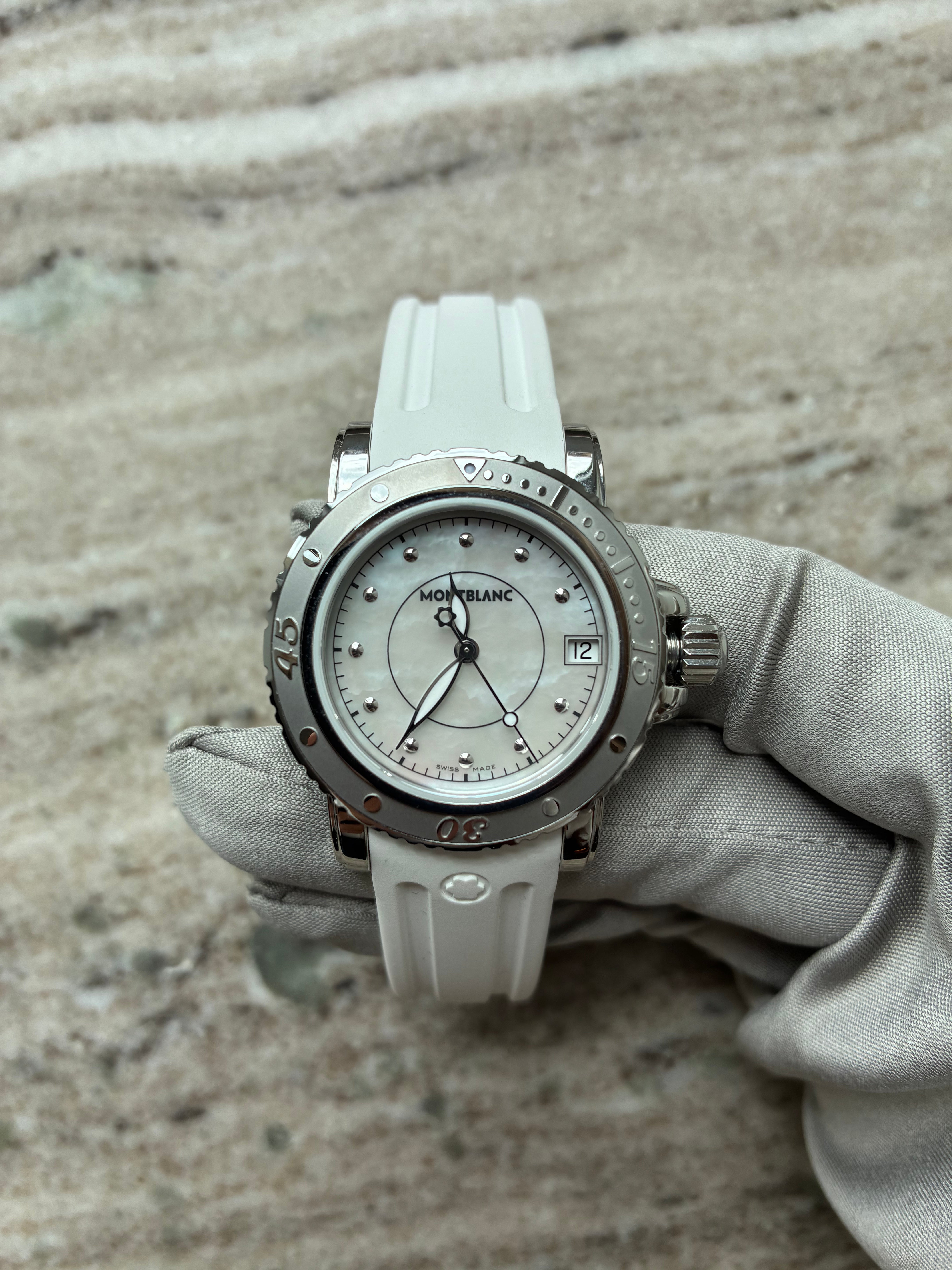 Montblanc Sport Lady 34mm Damenuhr mit Perlmuttzifferblatt und weißem Kautschukband