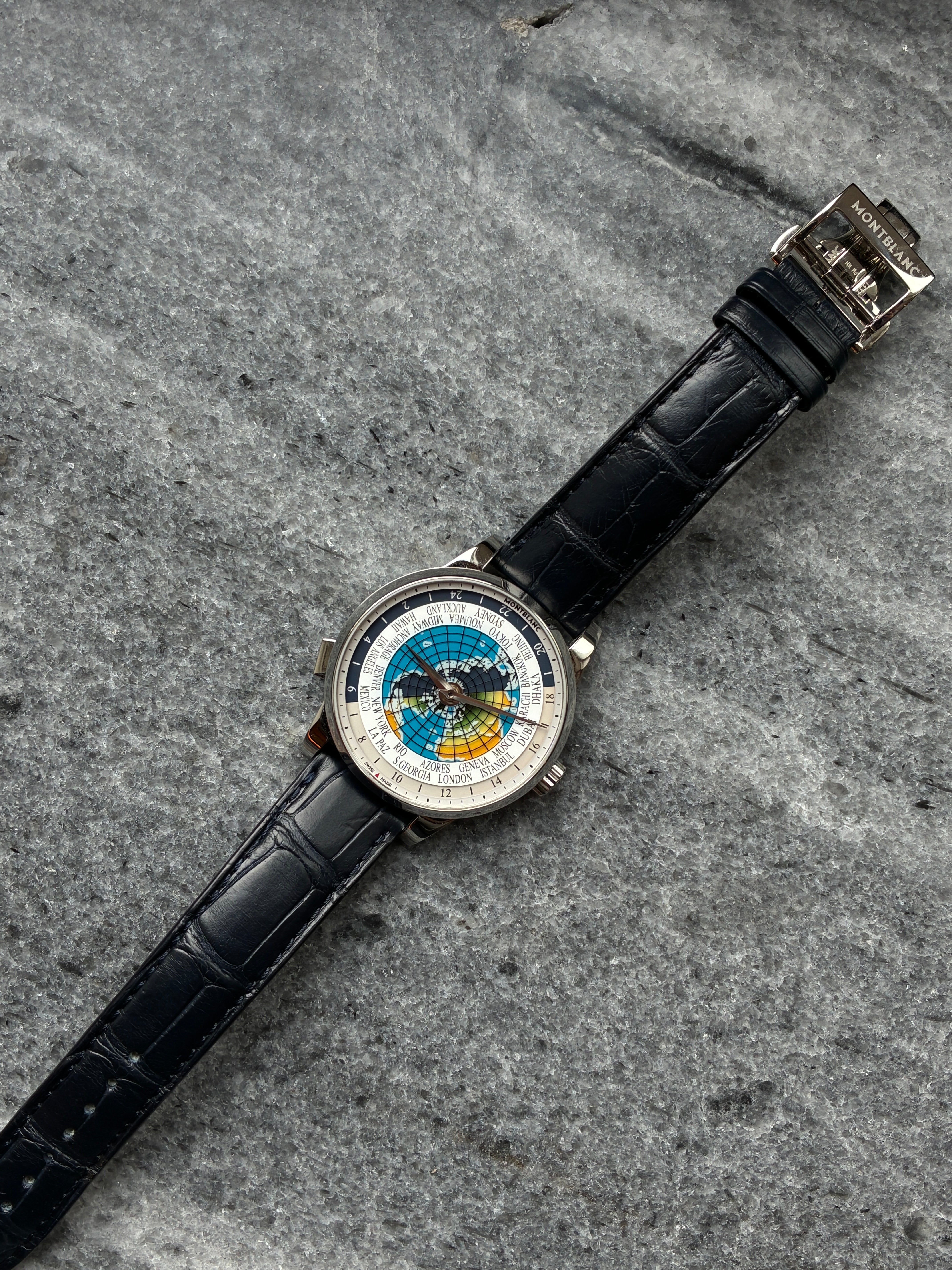 Montblanc Heritage Spirit Orbis Terrarum Unicef Limited Edition Automatikuhr mit Weltzeit-Anzeige auf grauem Stein