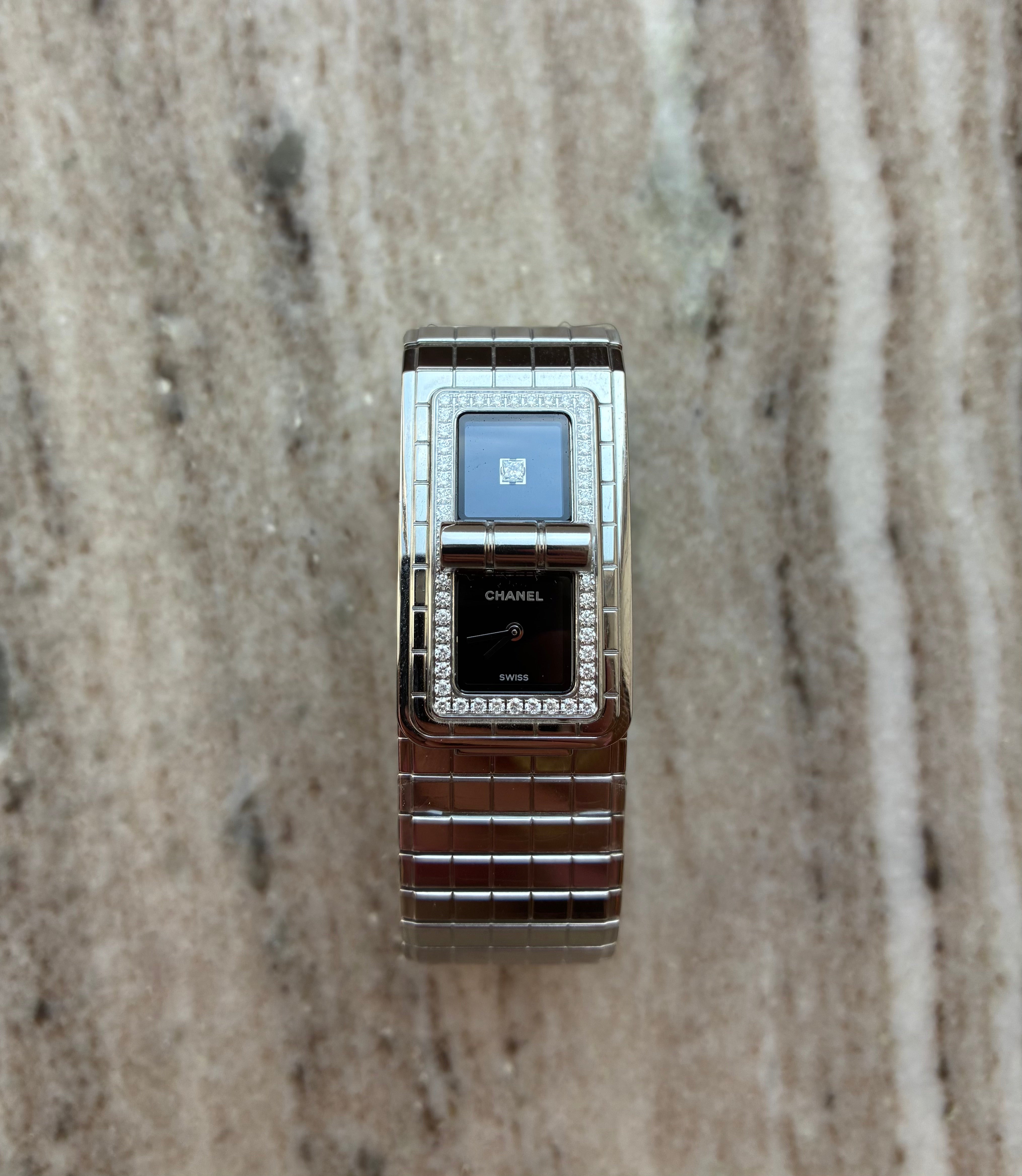 Chanel Code Coco Damenuhr aus Edelstahl mit Diamanten und schwarzem Zifferblatt auf Marmor