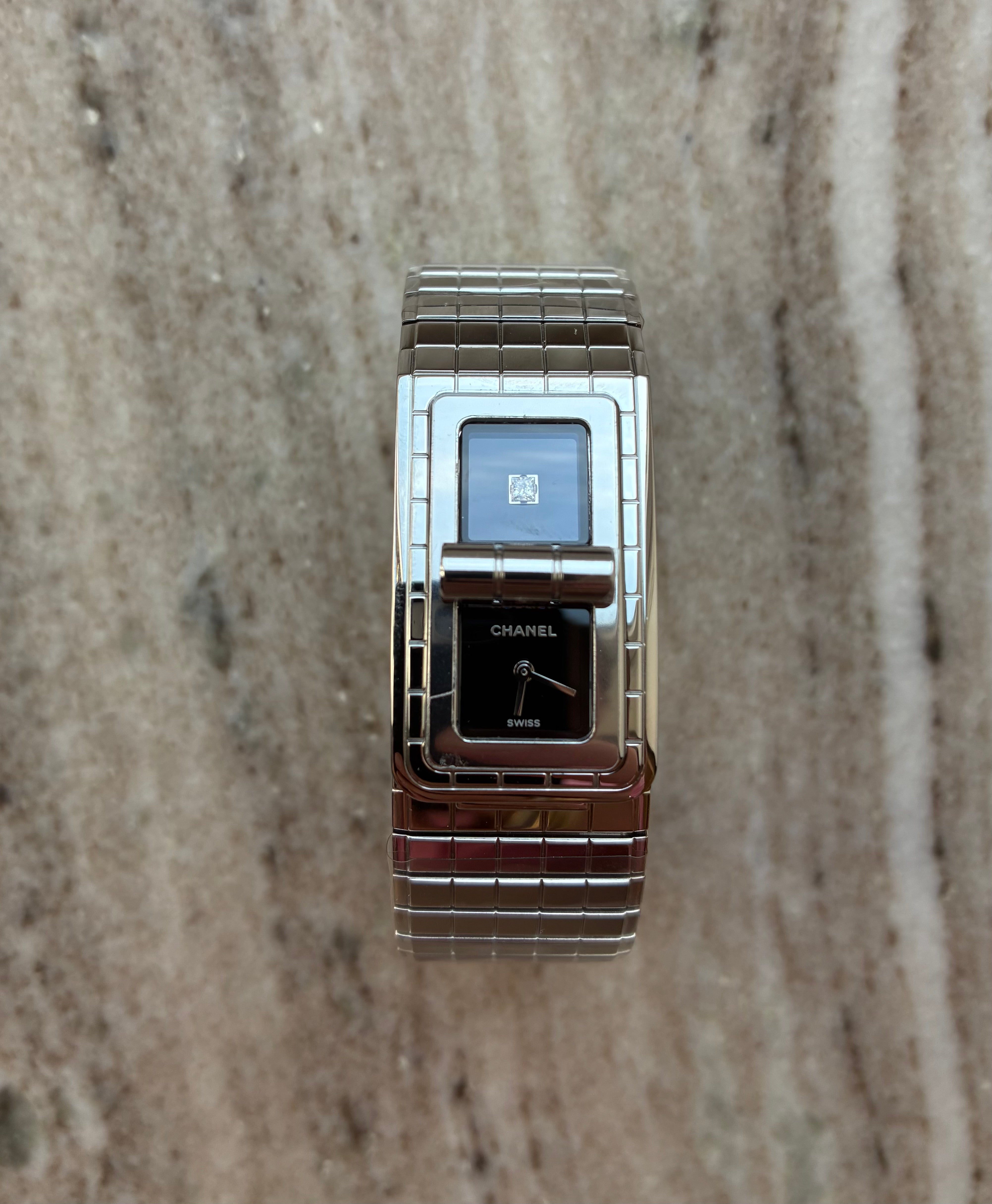 Chanel Code Coco Edelstahl-Damenuhr mit schwarzem Zifferblatt auf Steinuntergrund