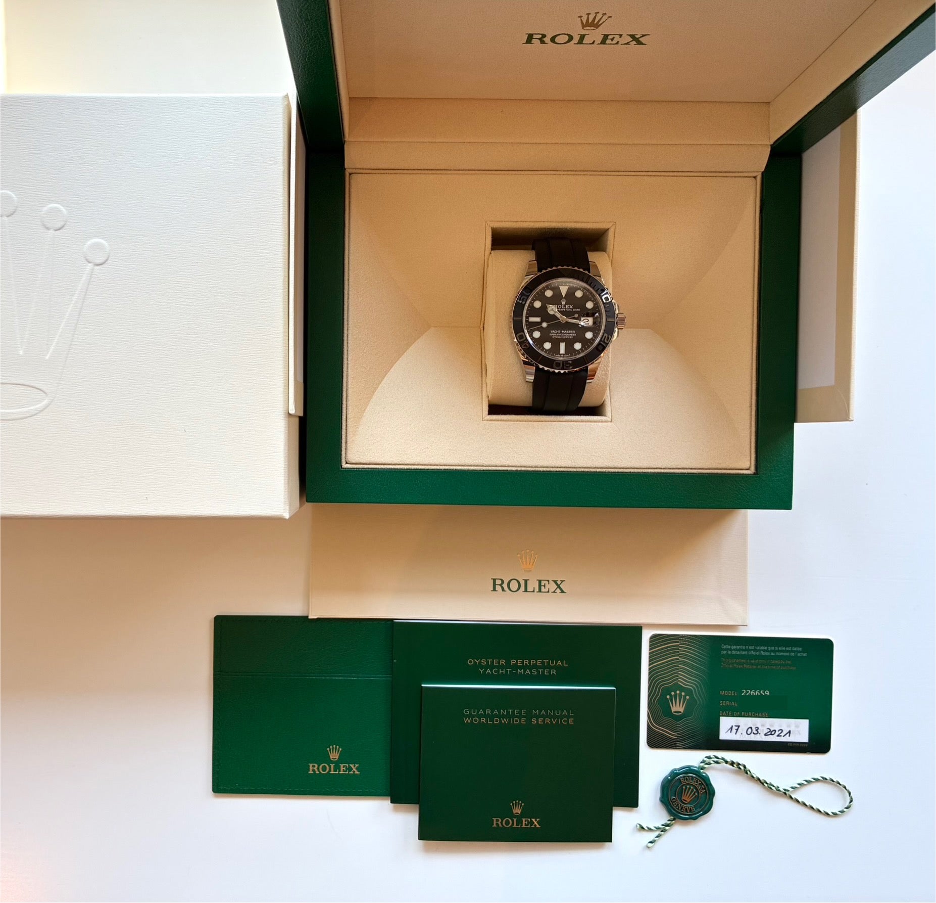 Rolex Yacht-Master 42mm Weißgold im geöffneten Karton mit Garantiekarte und Büchern