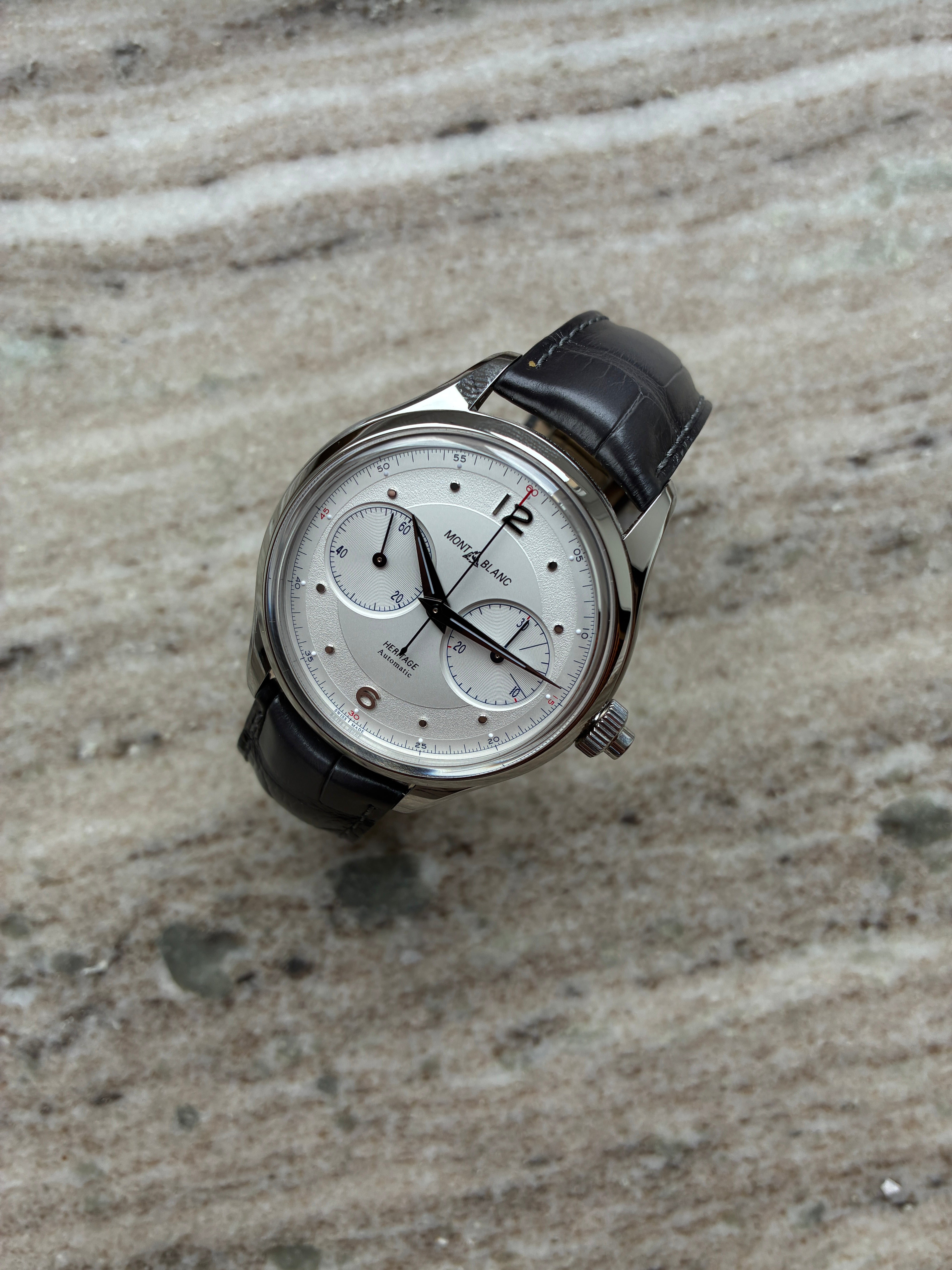 Montblanc Heritage Chronométrie Monopusher Chronograph mit silbernem Zifferblatt und schwarzem Lederarmband auf Marmor