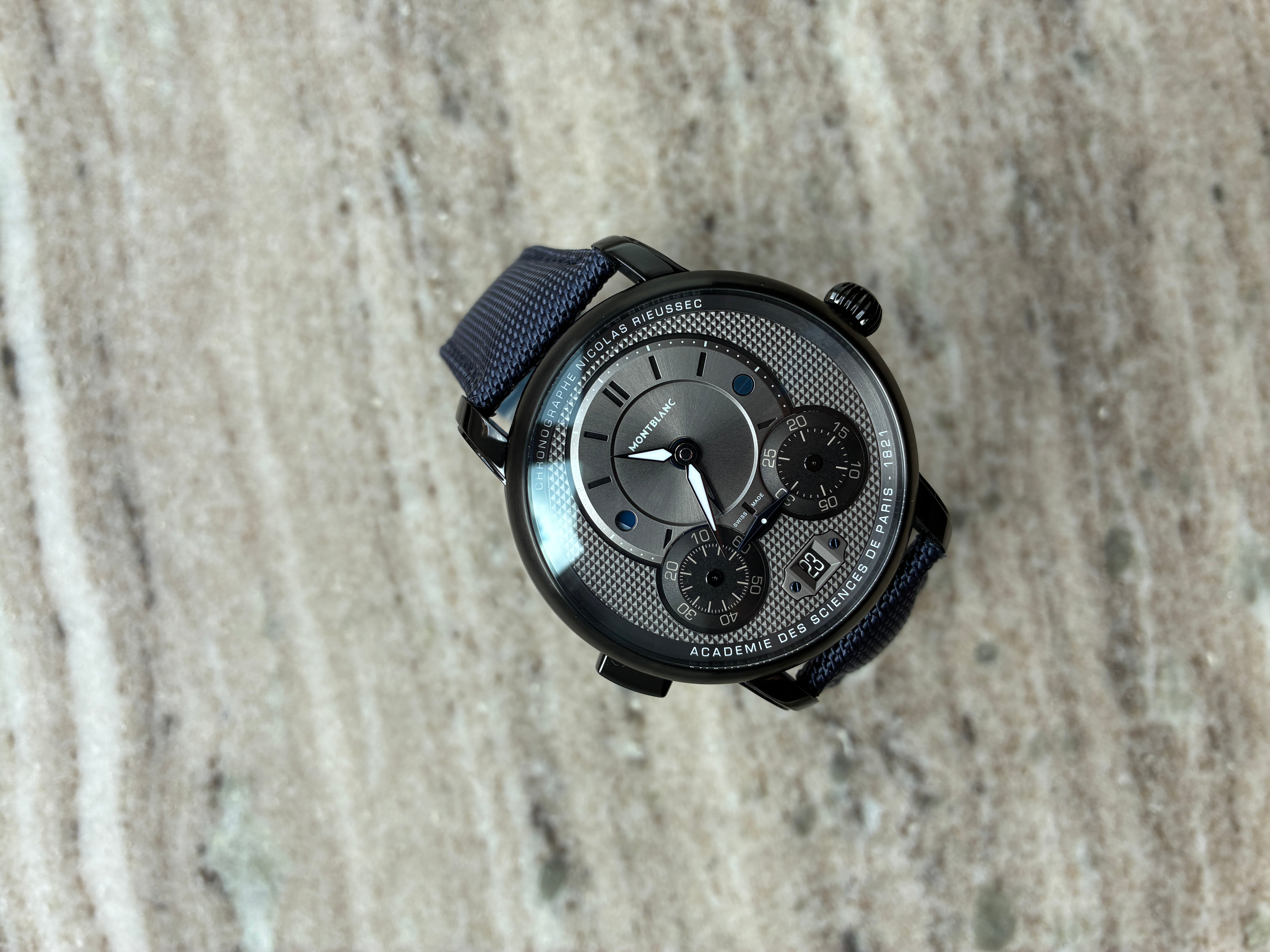 Montblanc Star Legacy Nicolas Rieussec Chronograph 43 mm Edelstahl mit blauem Stoffarmband auf Marmorhintergrund