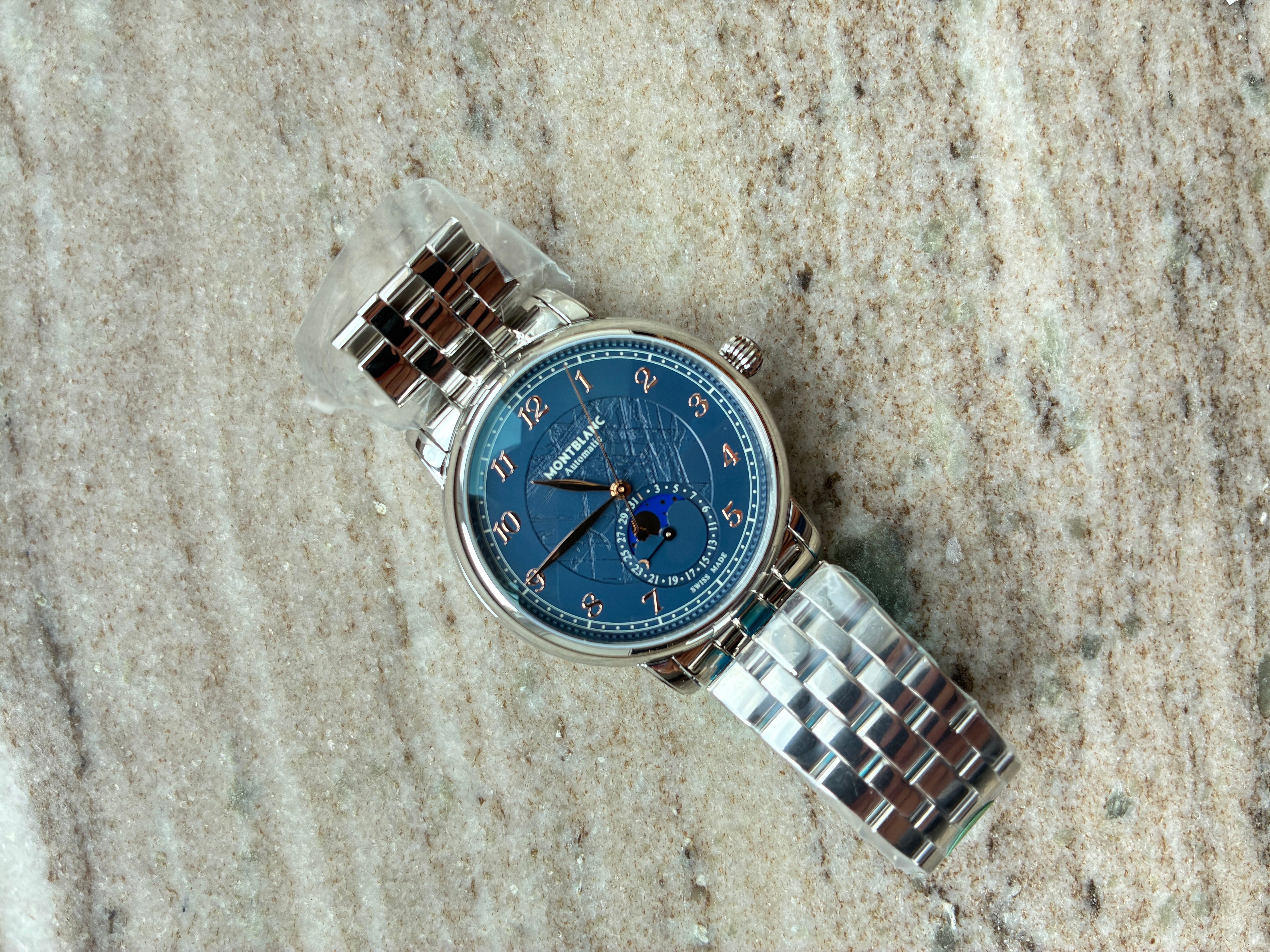 Montblanc Star Moonphase Edelstahl Automatik mit blauem Zifferblatt und Metallsarmband auf Marmor