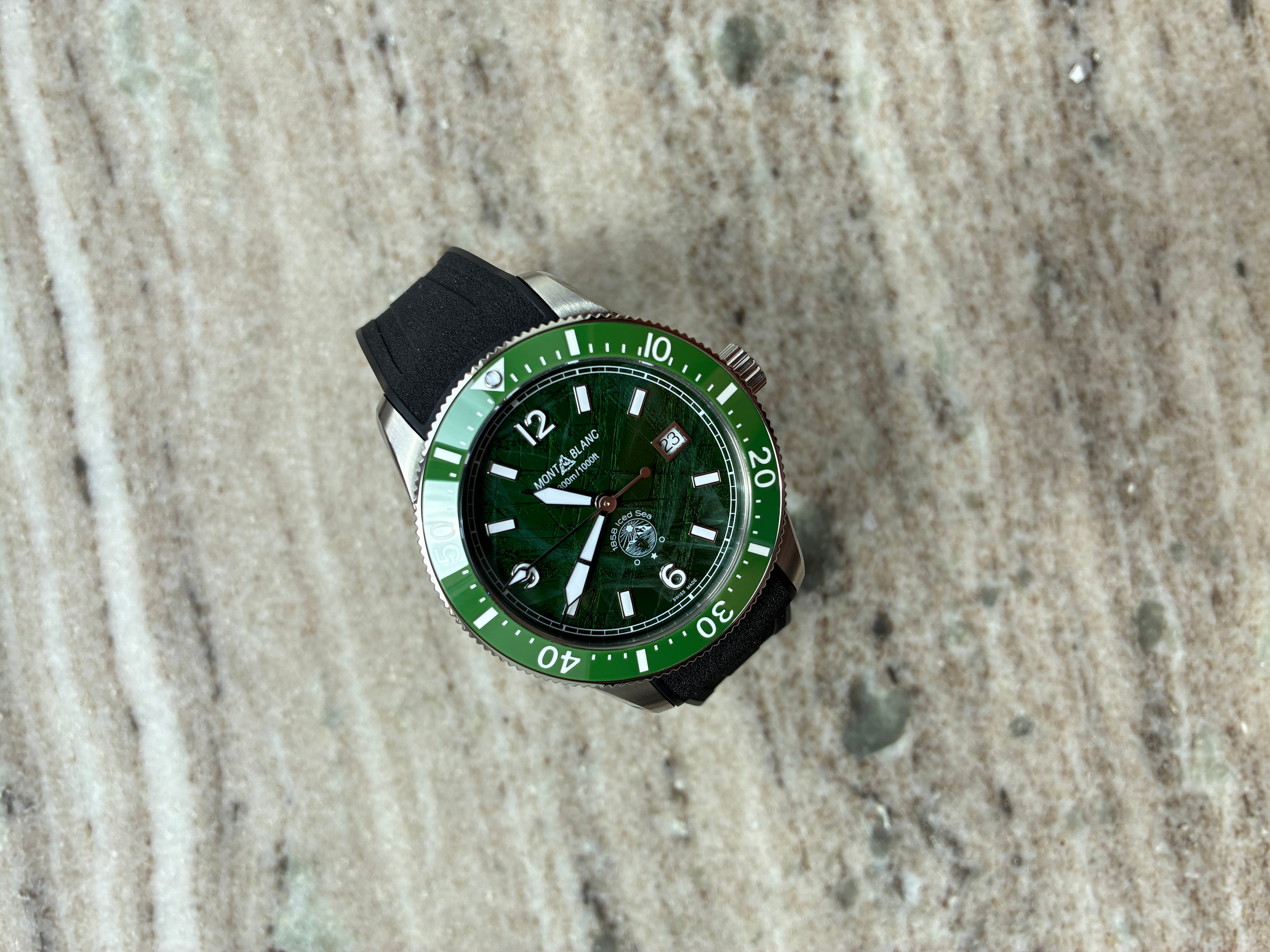 Montblanc 1858 Iced Sea Automatic mit 41 mm Stahlgehäuse und grünem Zifferblatt auf Steinhintergrund