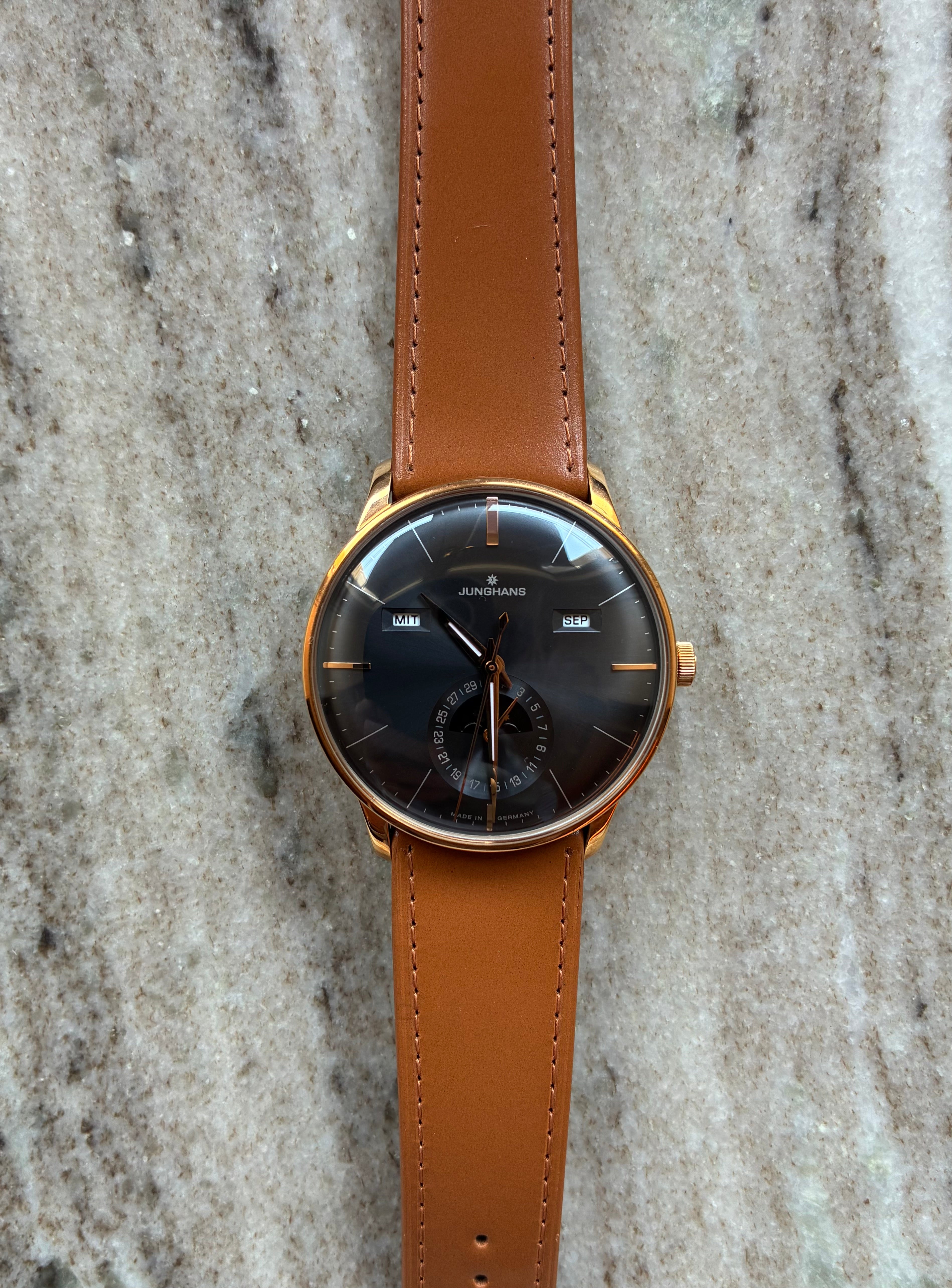 Junghans Meister Kalender Automatikuhr mit braunem Lederarmband und grauem Zifferblatt mit Mondphasenanzeige