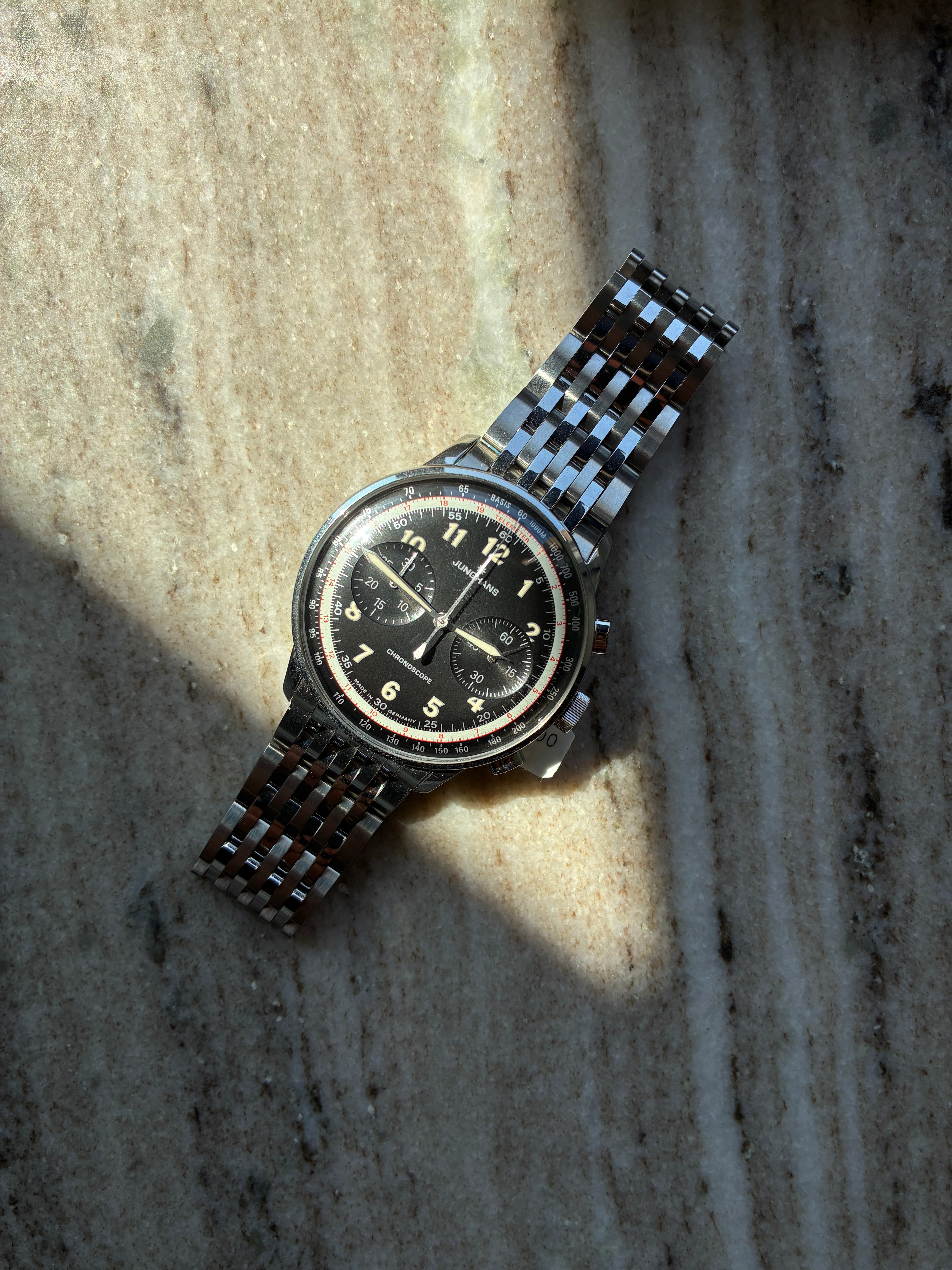 Junghans Meister Telemeter Chronograph mit Edelstahlarmband auf Marmoruntergrund