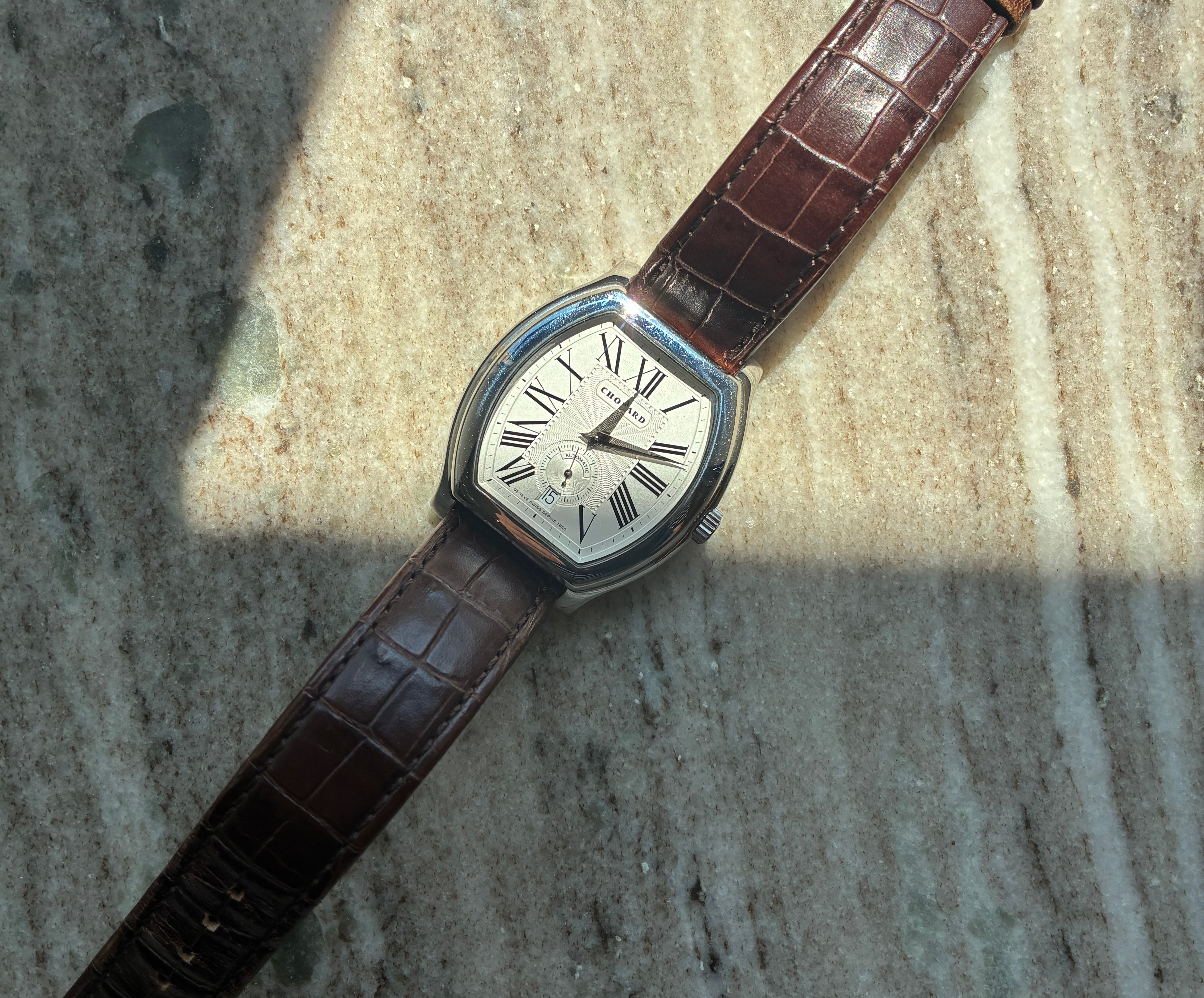 Chopard L.U.C Tonneau Full-Set aus Weißgold mit braunem Lederarmband auf marmoriertem Untergrund