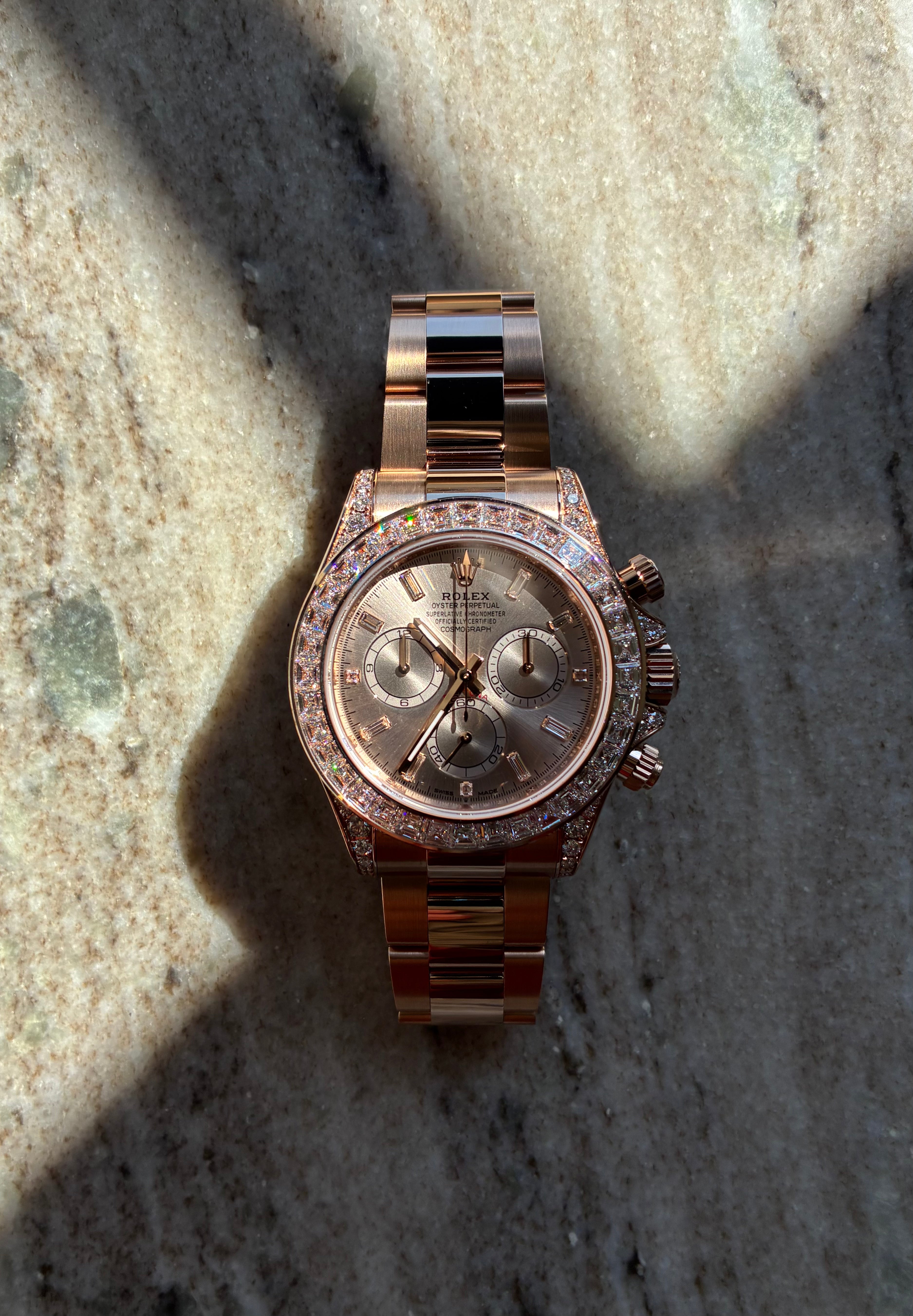 Rolex Daytona Roségold mit Diamanten Chronograph neuwertig auf Marmor