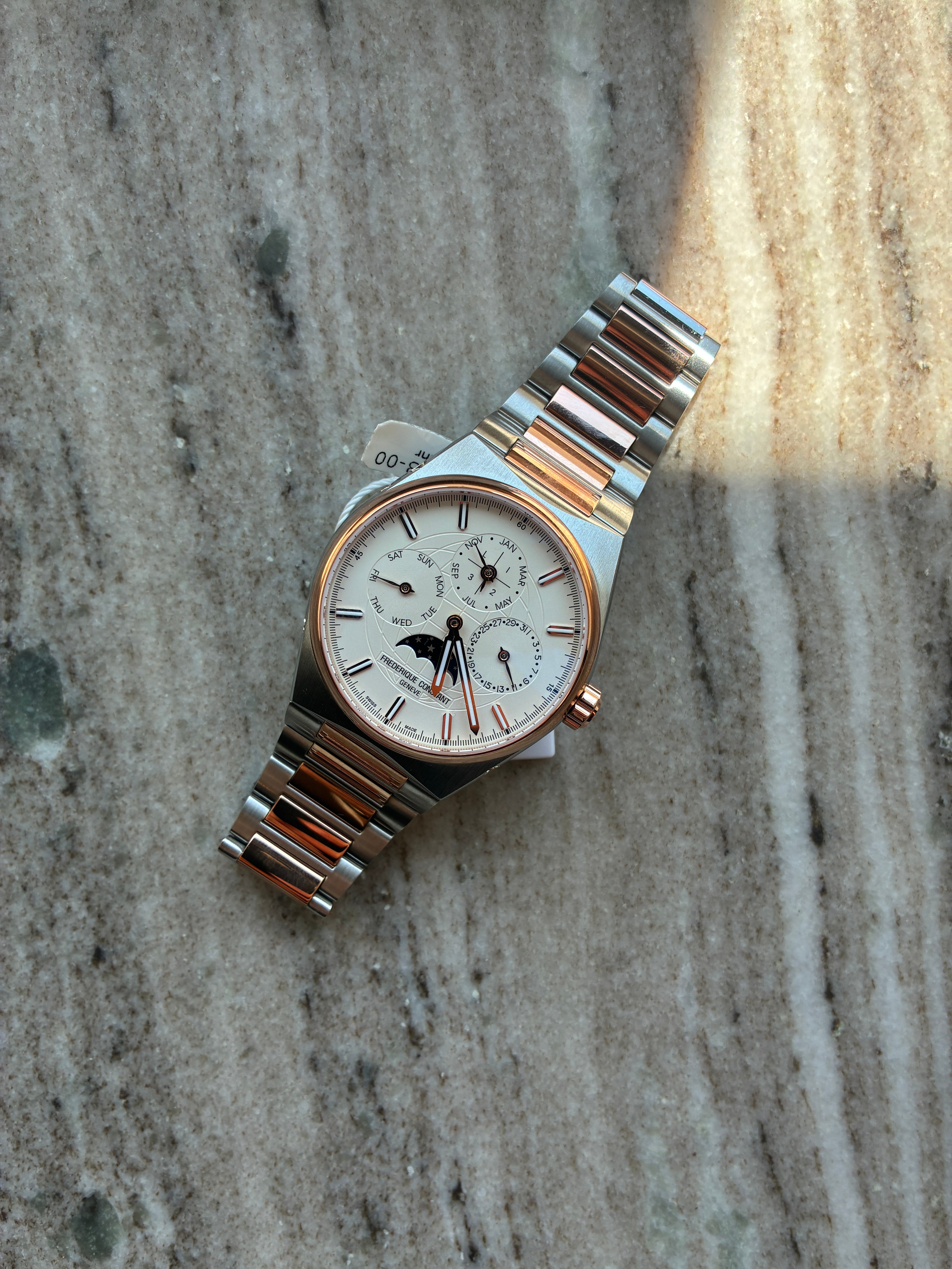 Frederique Constant Manufacture Slimline Perpetual Calendar in Stahl und Roségold auf Marmor