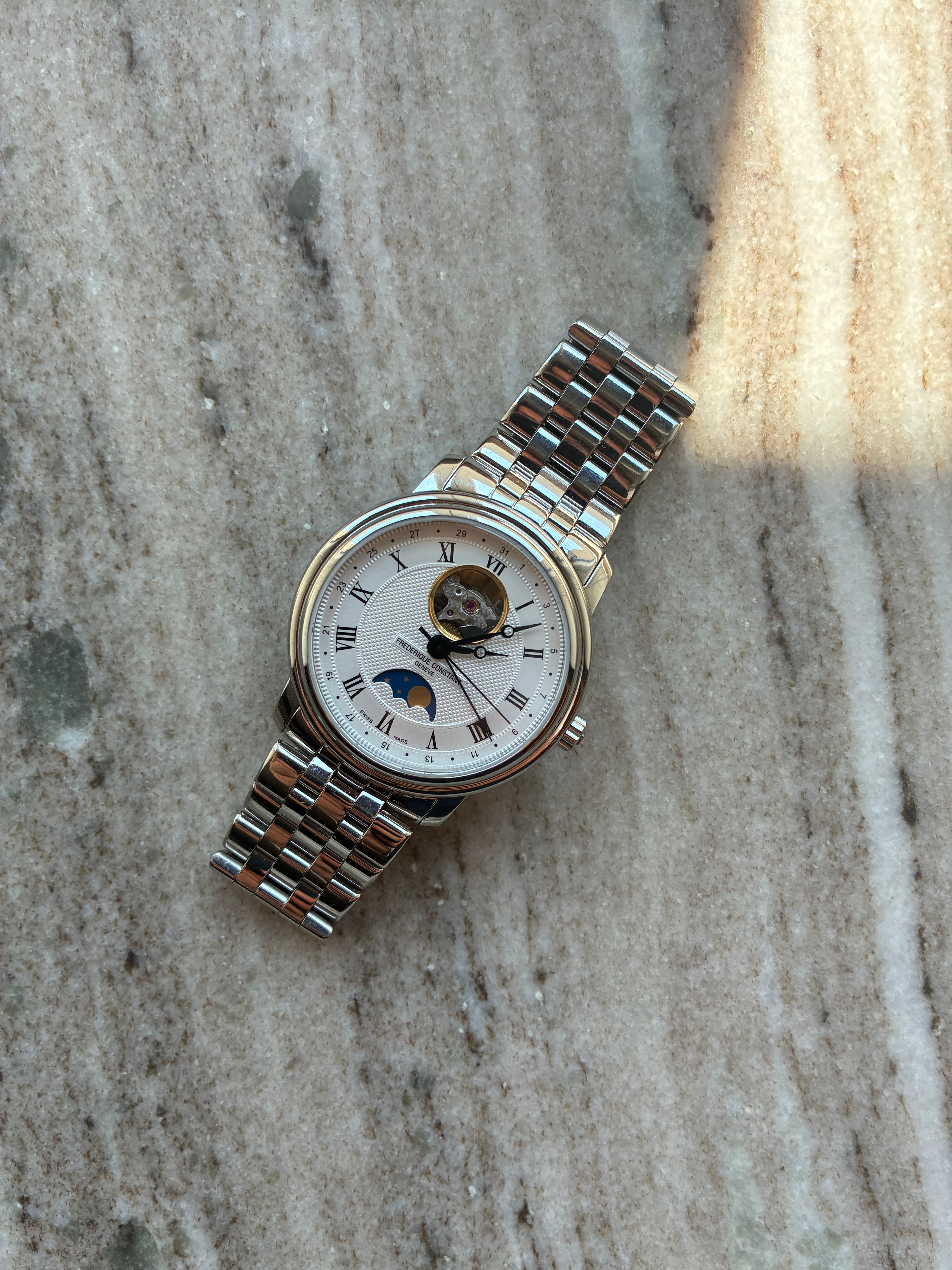 Frederique Constant Classics Moonphase 2025 Automatik Damenuhr mit Edelstahlarmband auf Marmor