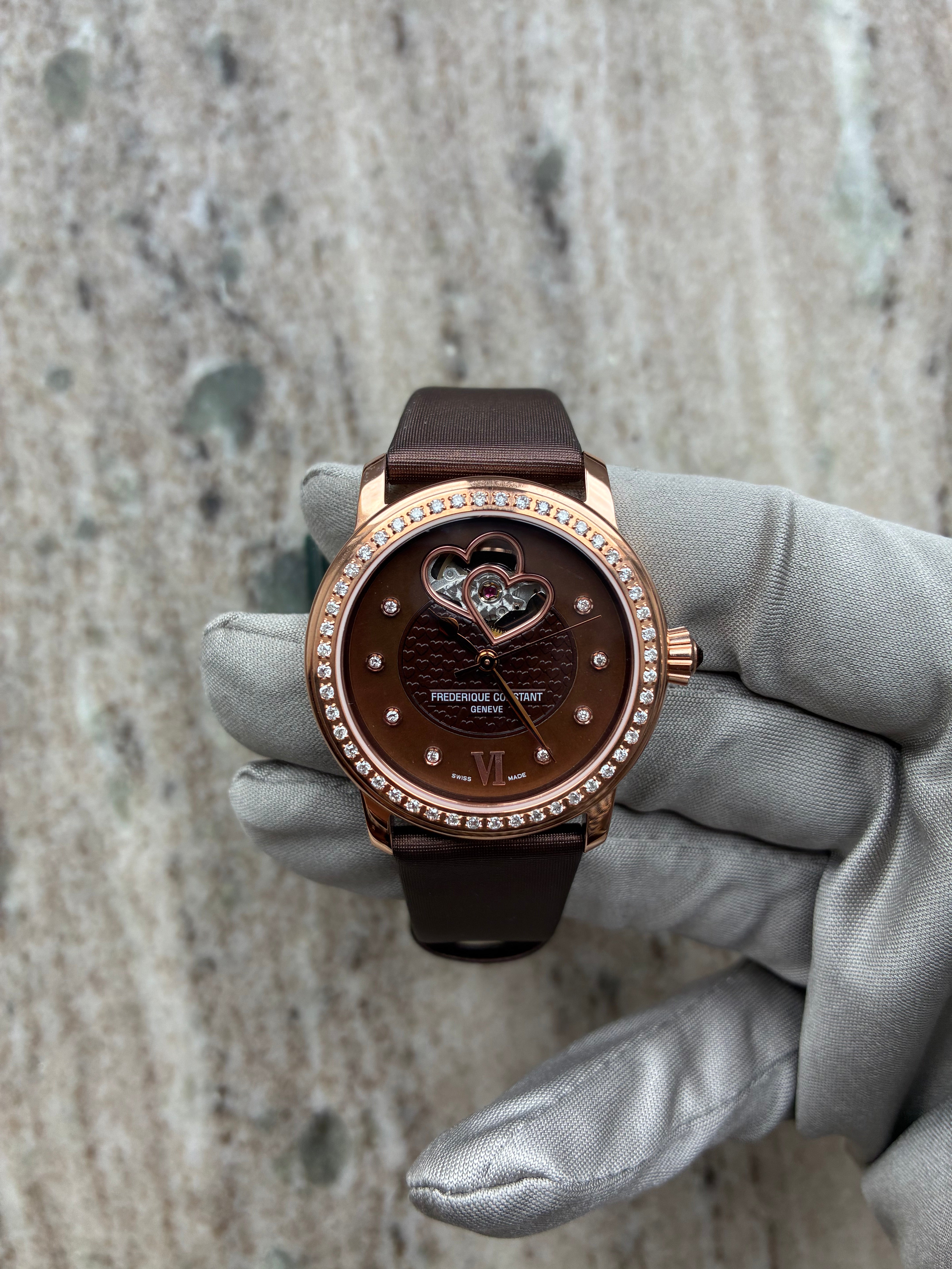 Frederique Constant Heart Beat Roségold plattiert mit Diamantlünette und braunem Lederarmband