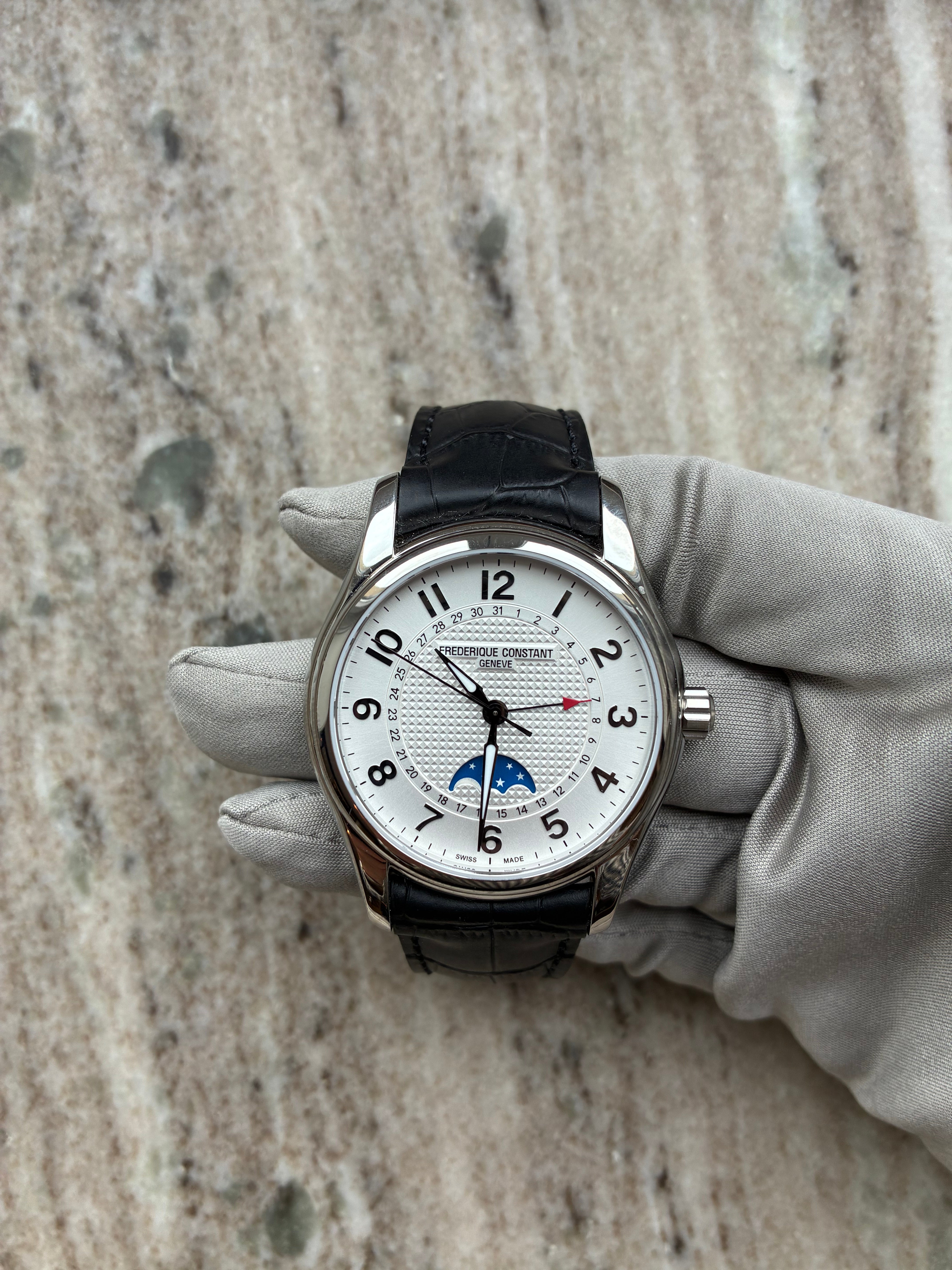 Frederique Constant Runabout Moonphase Automatikuhr Edelstahl mit Lederband und Mondphasenanzeige auf Steinuntergrund