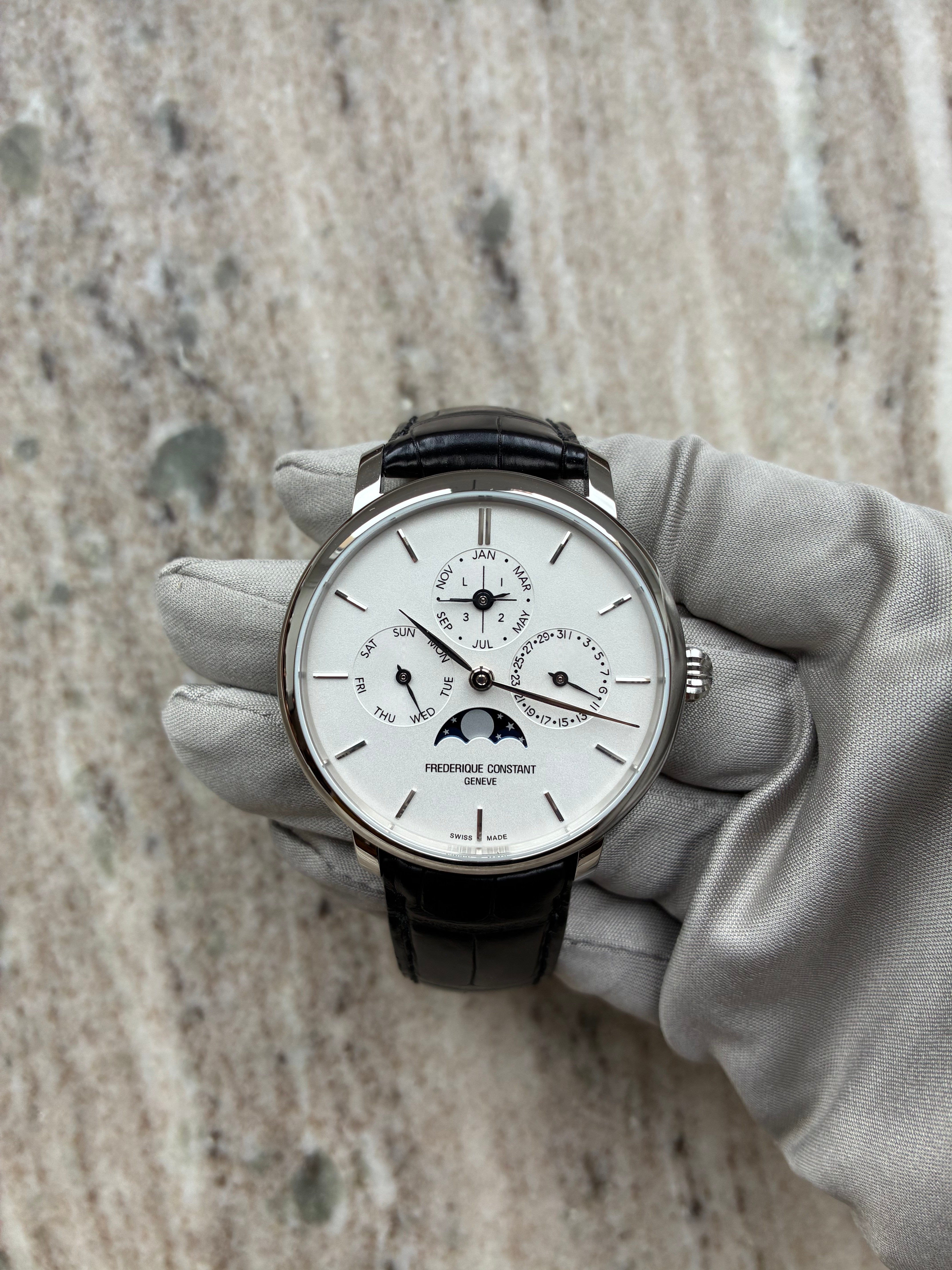 Frederique Constant Classics Manufacture Ewiger Kalender in Edelstahl auf hellem Hintergrund