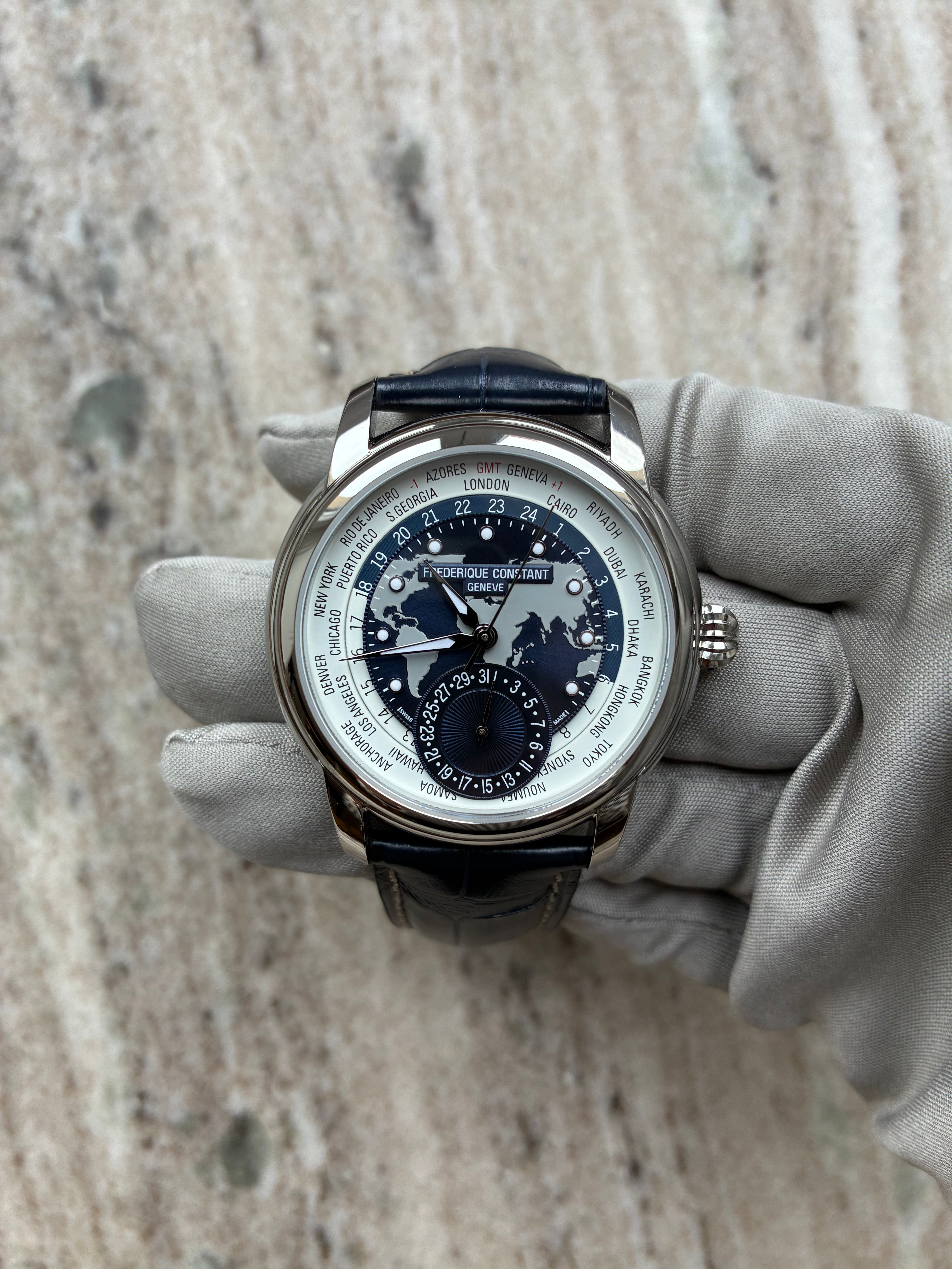 Frederique Constant Classic Manufacture Worldtimer mit Weltkarten-Zifferblatt und schwarzem Lederarmband
