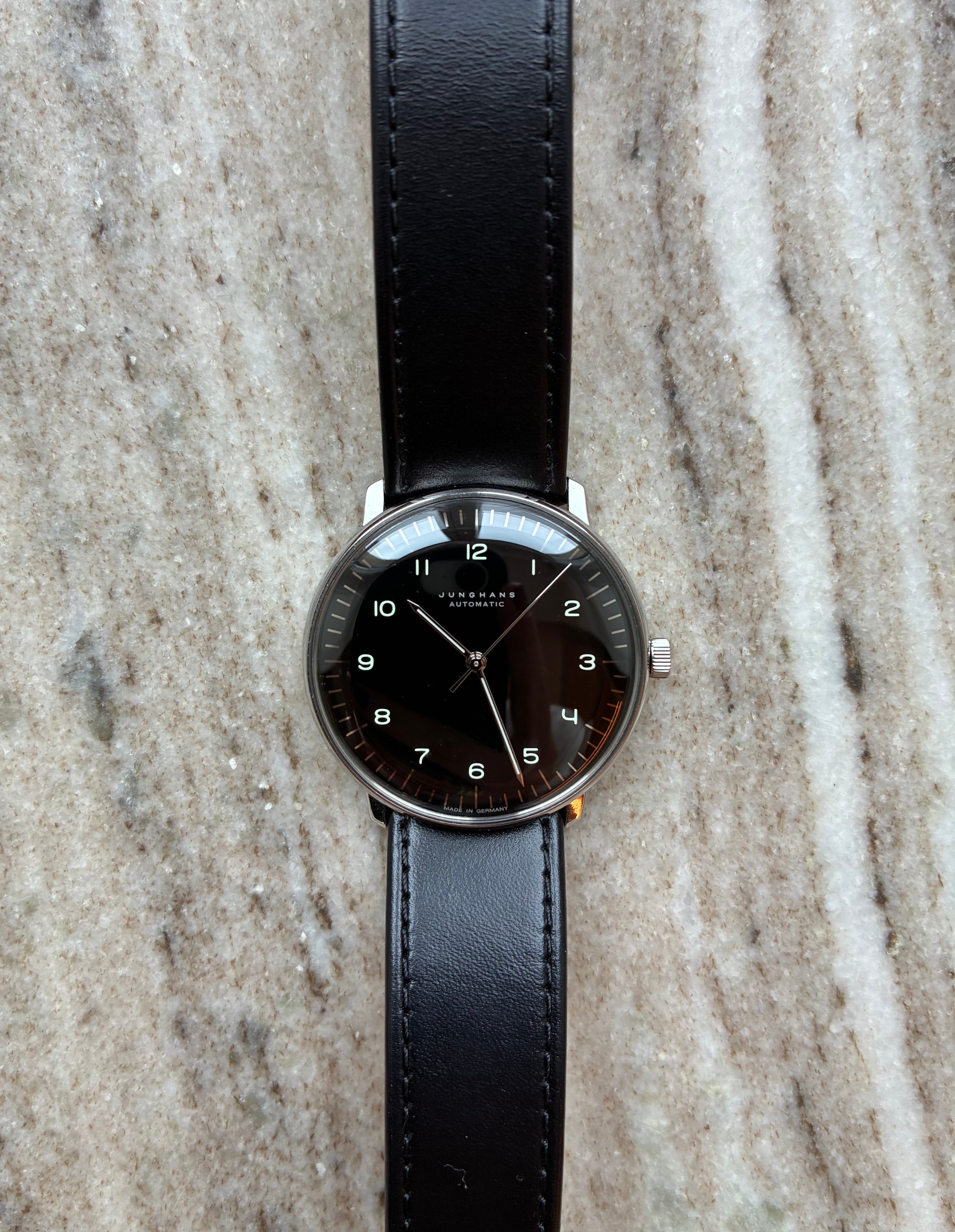 Junghans Max Bill Automatic am schwarzen Lederarmband auf Marmor