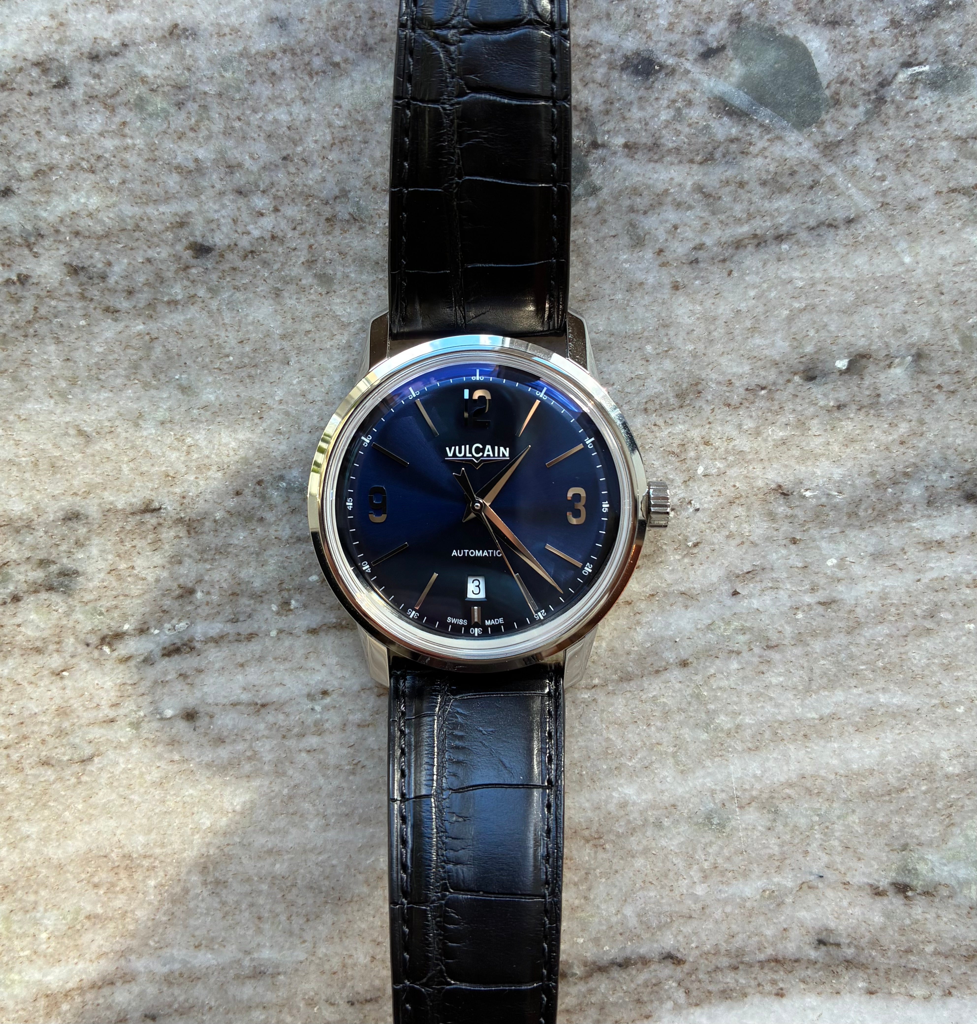 Vulcain 50s Presidents Watch neu, Edelstahlgehäuse, blaues Zifferblatt, Lederarmband auf Marmoruntergrund