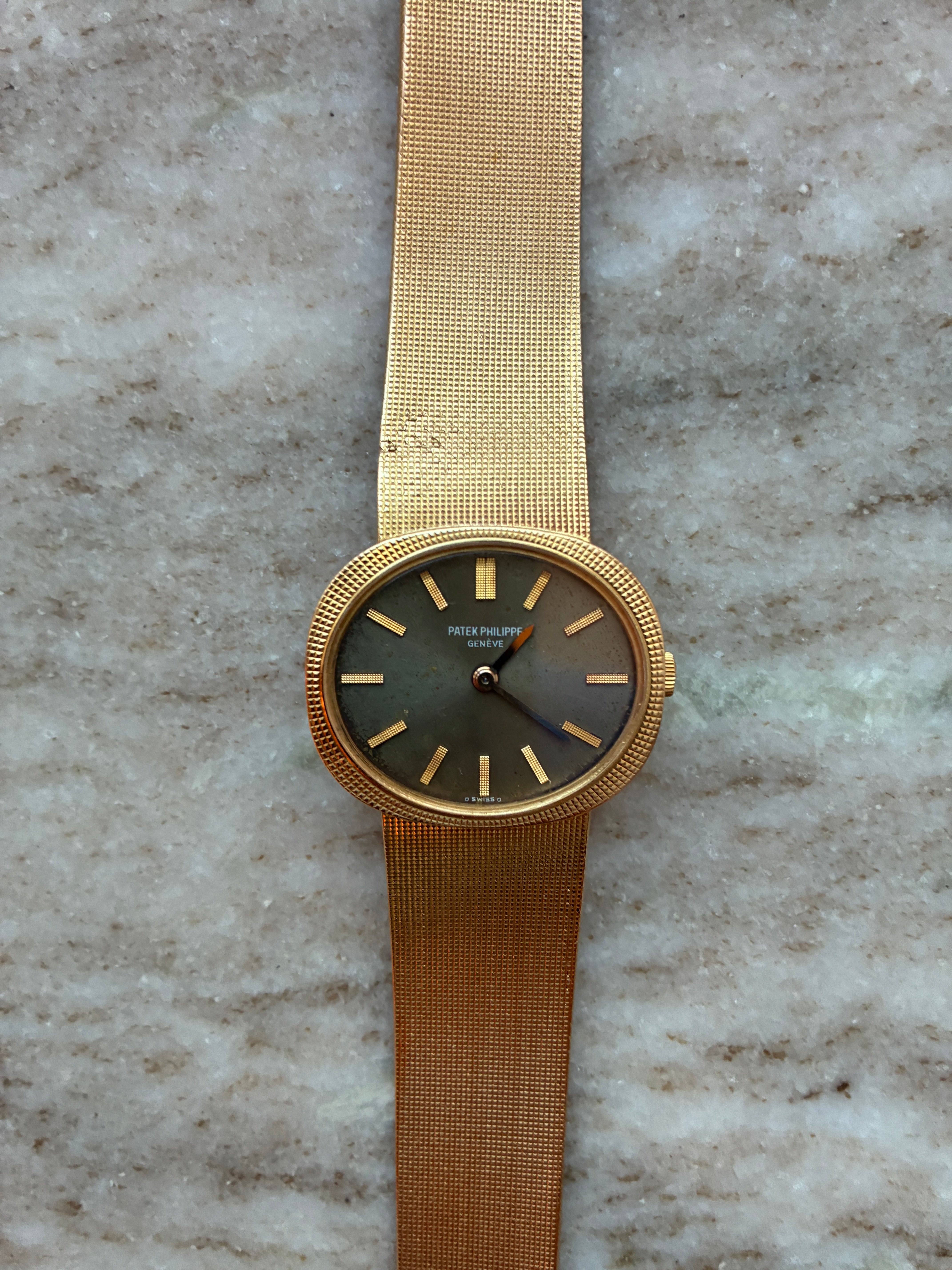 Patek Philippe Ellipse d'Or Gelbgold Vintage mit Mesh-Armband auf Marmoruntergrund