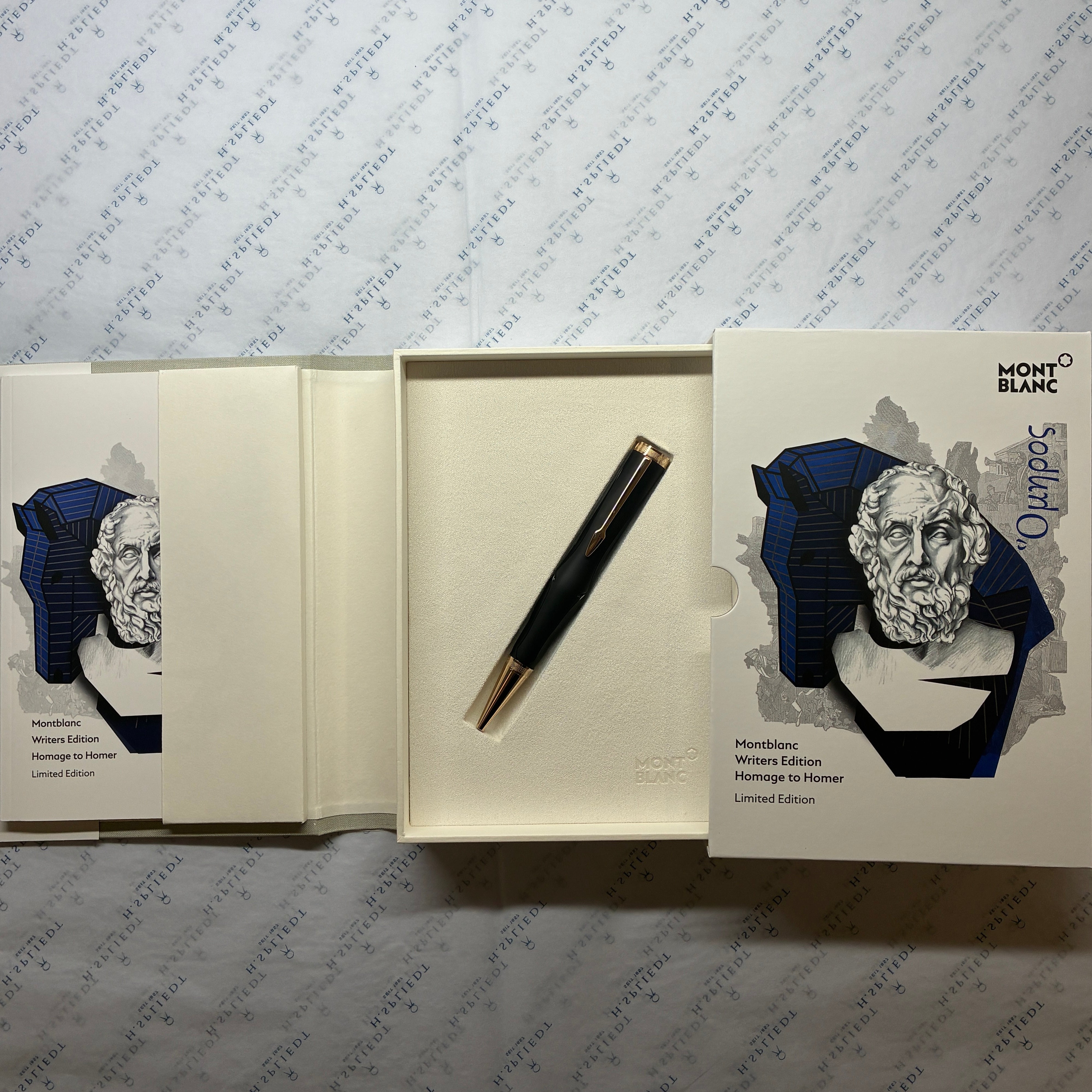 Montblanc Writers Edition Homage to Homer Füllfederhalter im geöffneten Karton auf geprägtem Papier