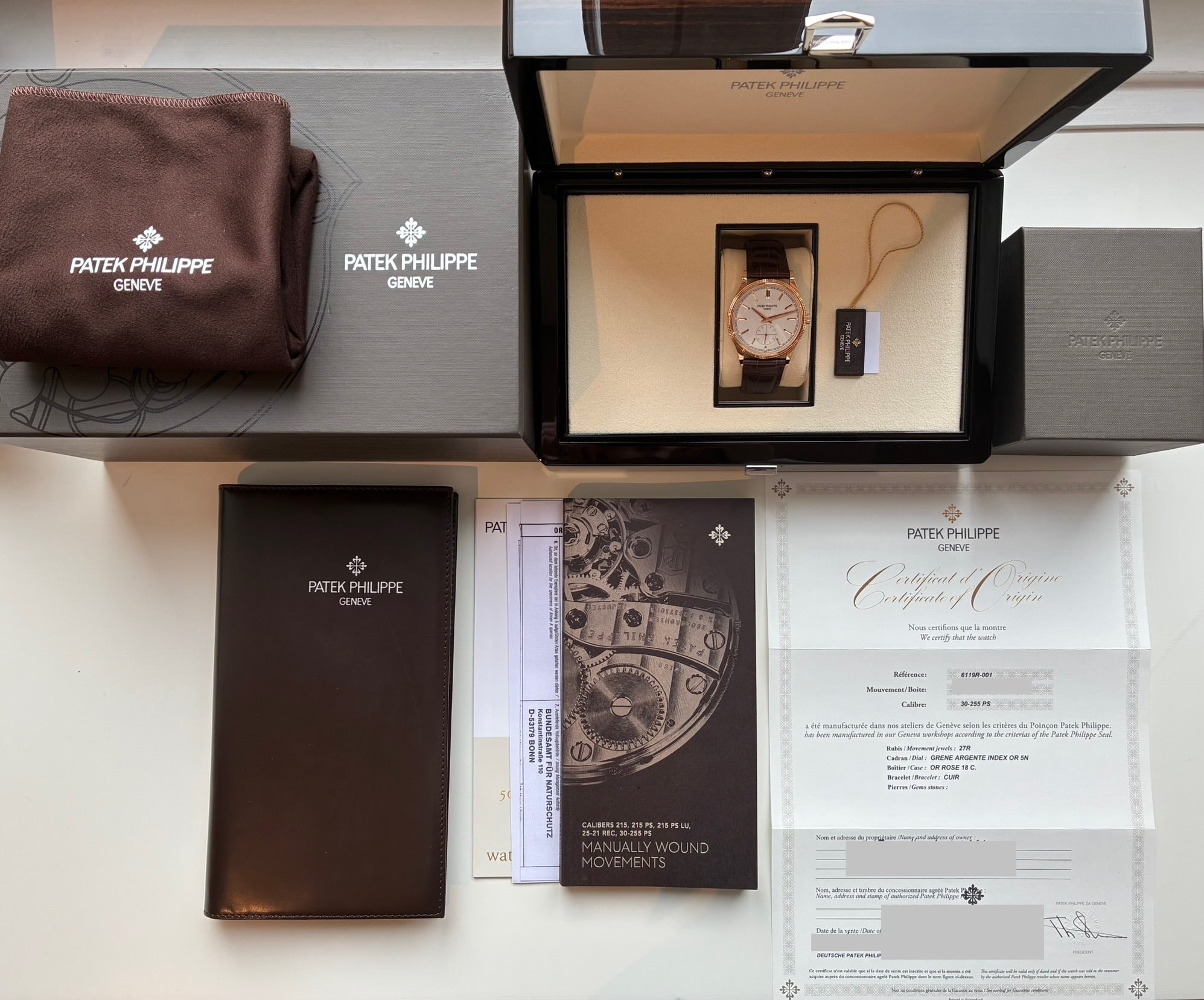 Patek Philippe Calatrava 6119R, roségoldenes Gehäuse, braunes Lederarmband, im geöffneten Uhrenetui