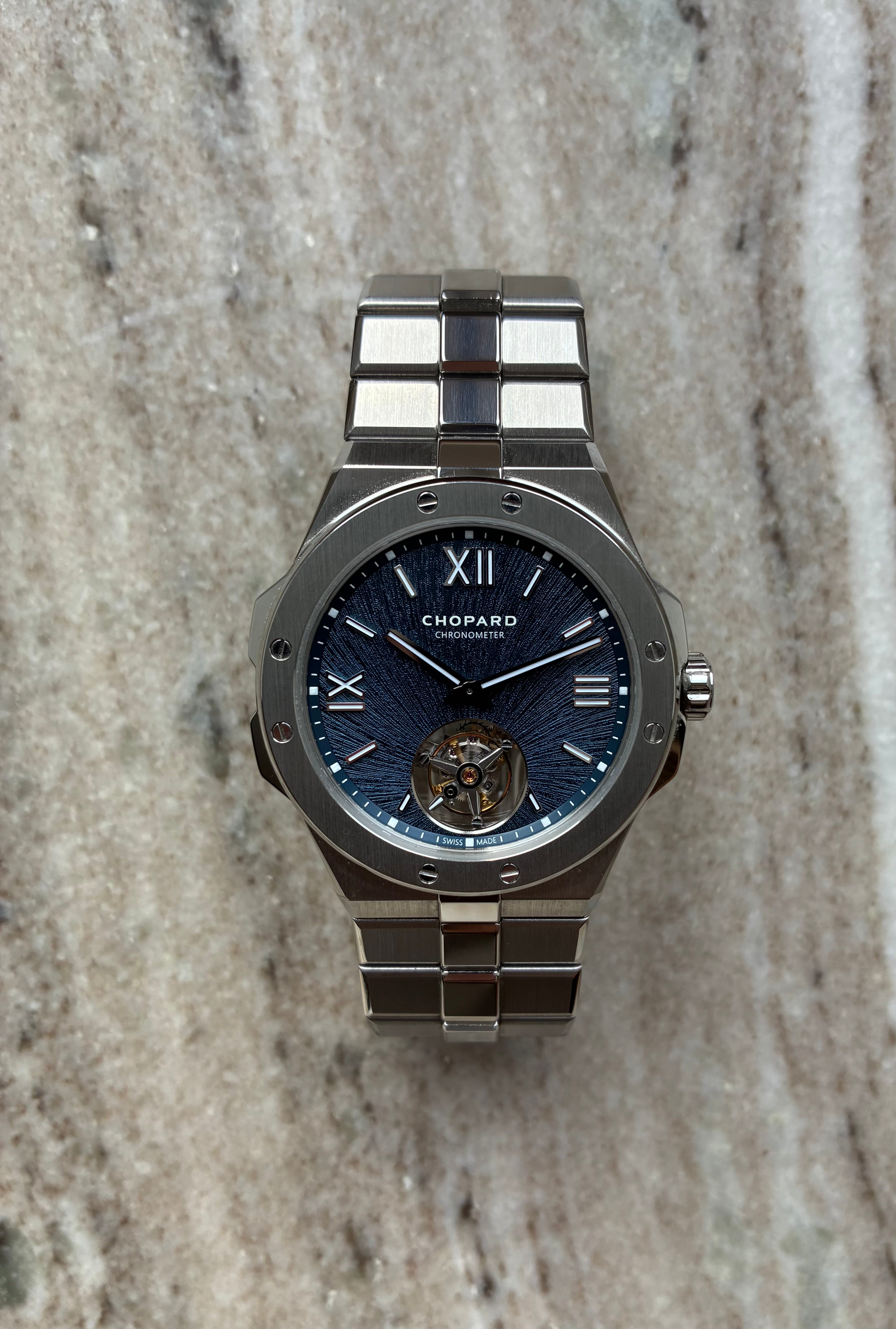Chopard Alpine Eagle Flying Tourbillon von vorne auf Steinboden detailliert dargestellt