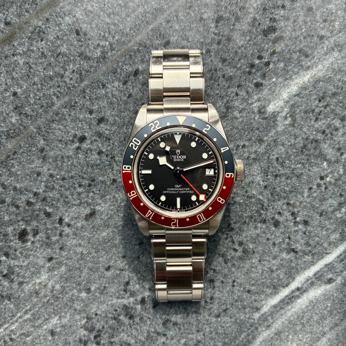 Tudor Heritage Black Bay GMT (2020), Vorderansicht mit Zifferblatt, Armband und Krone vor neutralem Hintergrund