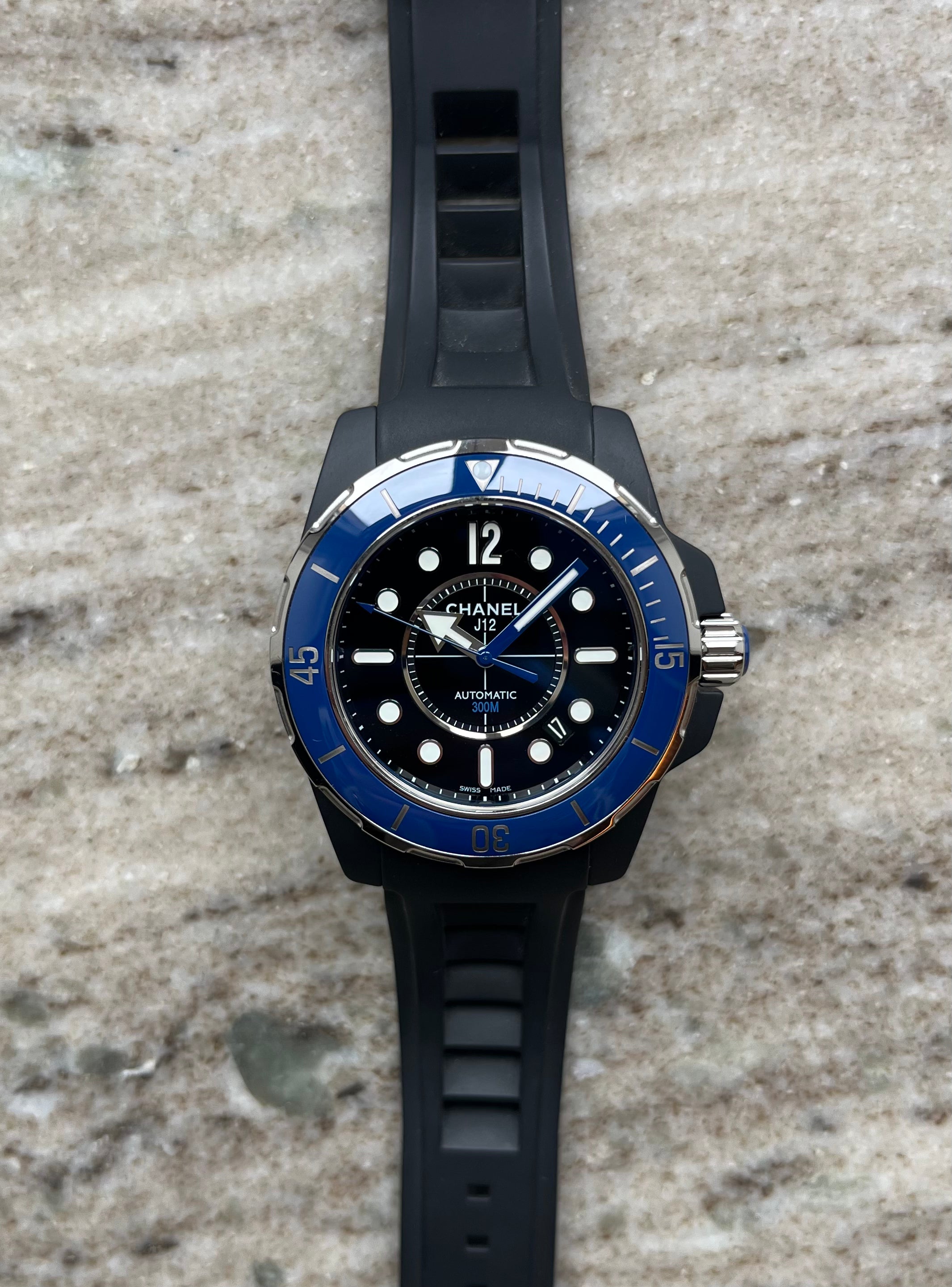 Chanel J12 Marine 42 mm Keramik Automatik mit blauer Lünette und schwarzem Kautschukband