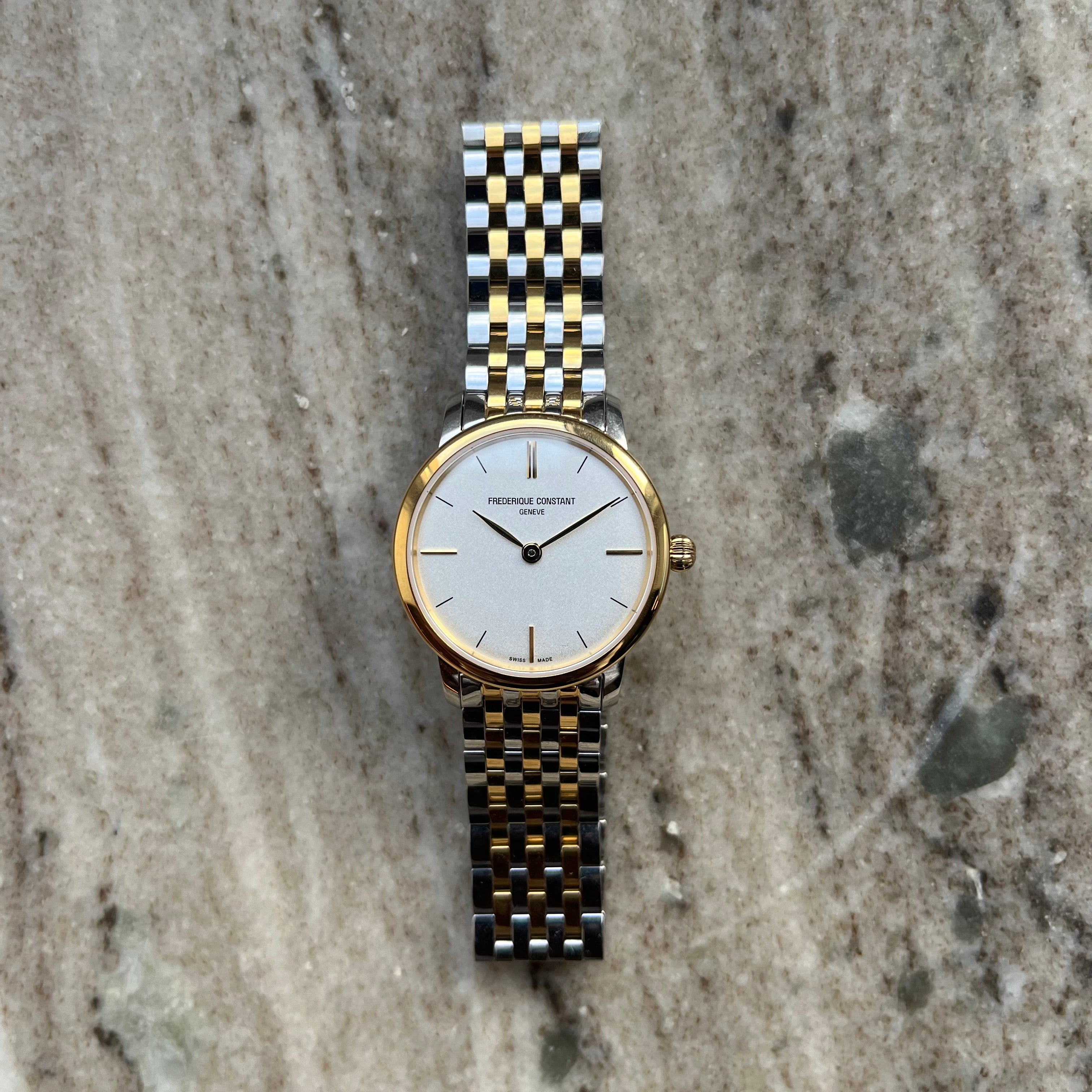 Frederique Constant Ladies Slimline Mid Size: Zweifarbiges Gliederarmband, goldfarbener Ring, weißes Zifferblatt