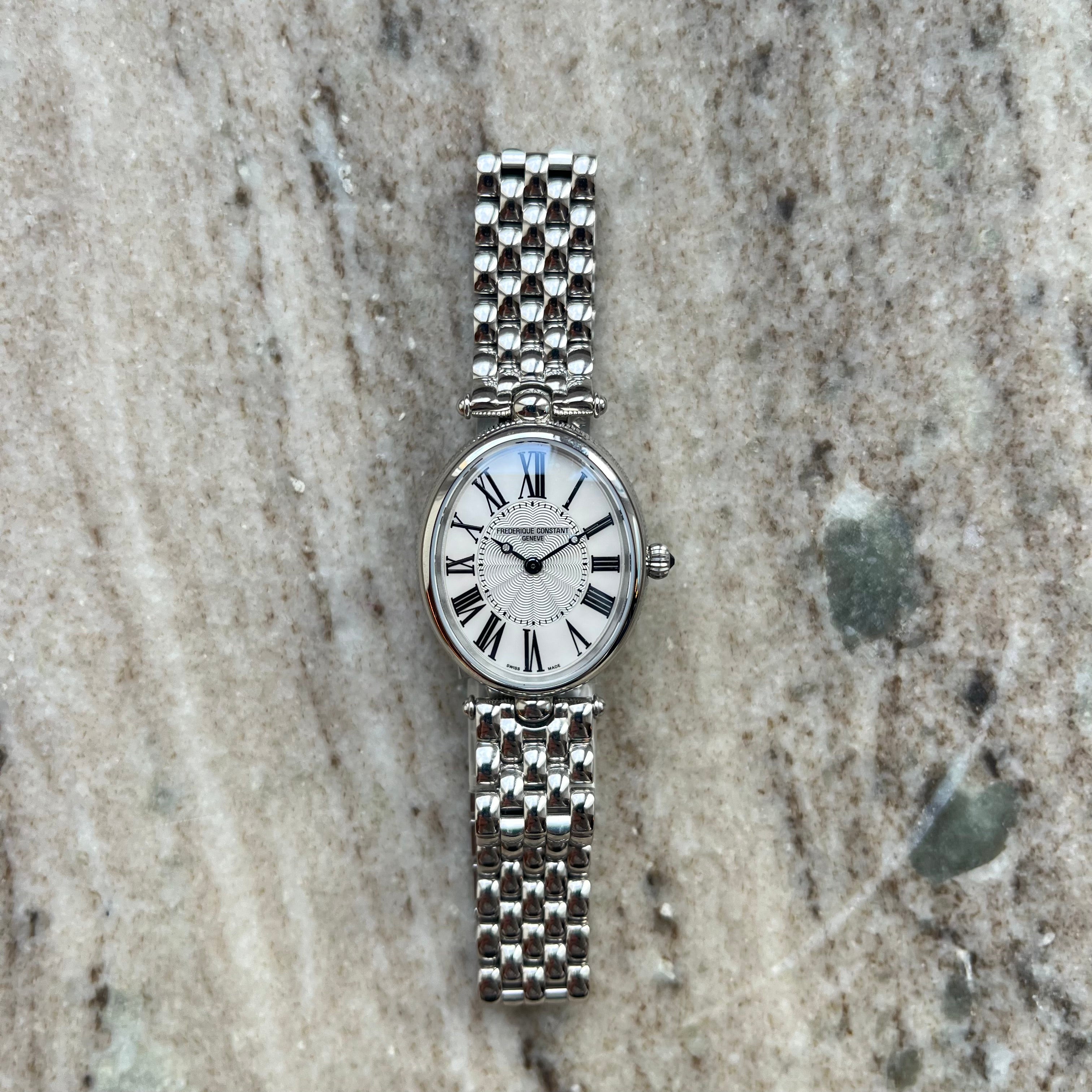 Frederique Constant Art Deco Classics Damenuhr Edelstahl, weißes Zifferblatt, römische Ziffern, silbernes Gliederarmband