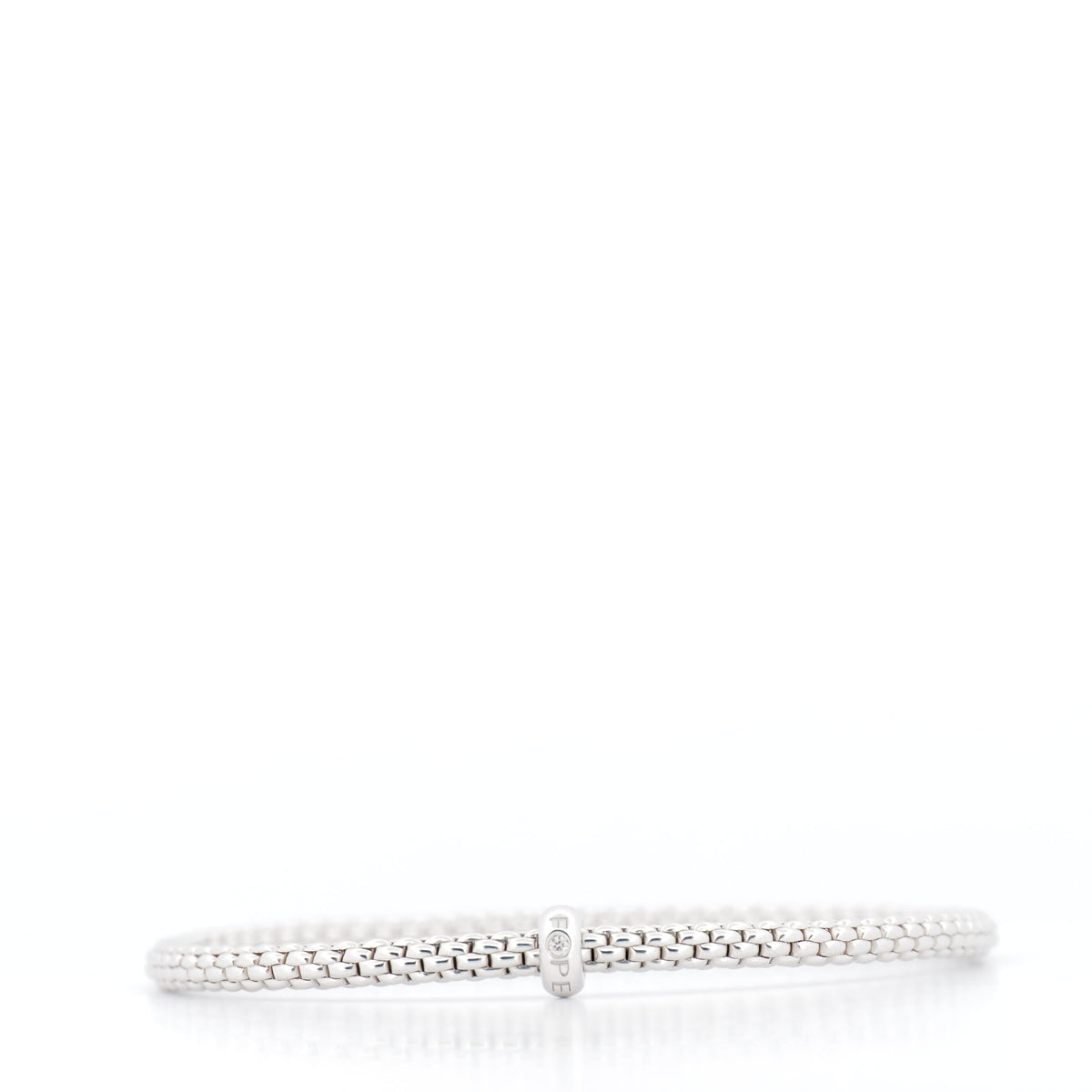 Fope Prima Flex it Armband in Weißgold mit Diamant Größe M, Vorderansicht mit Armband vor weißem Hintergrund