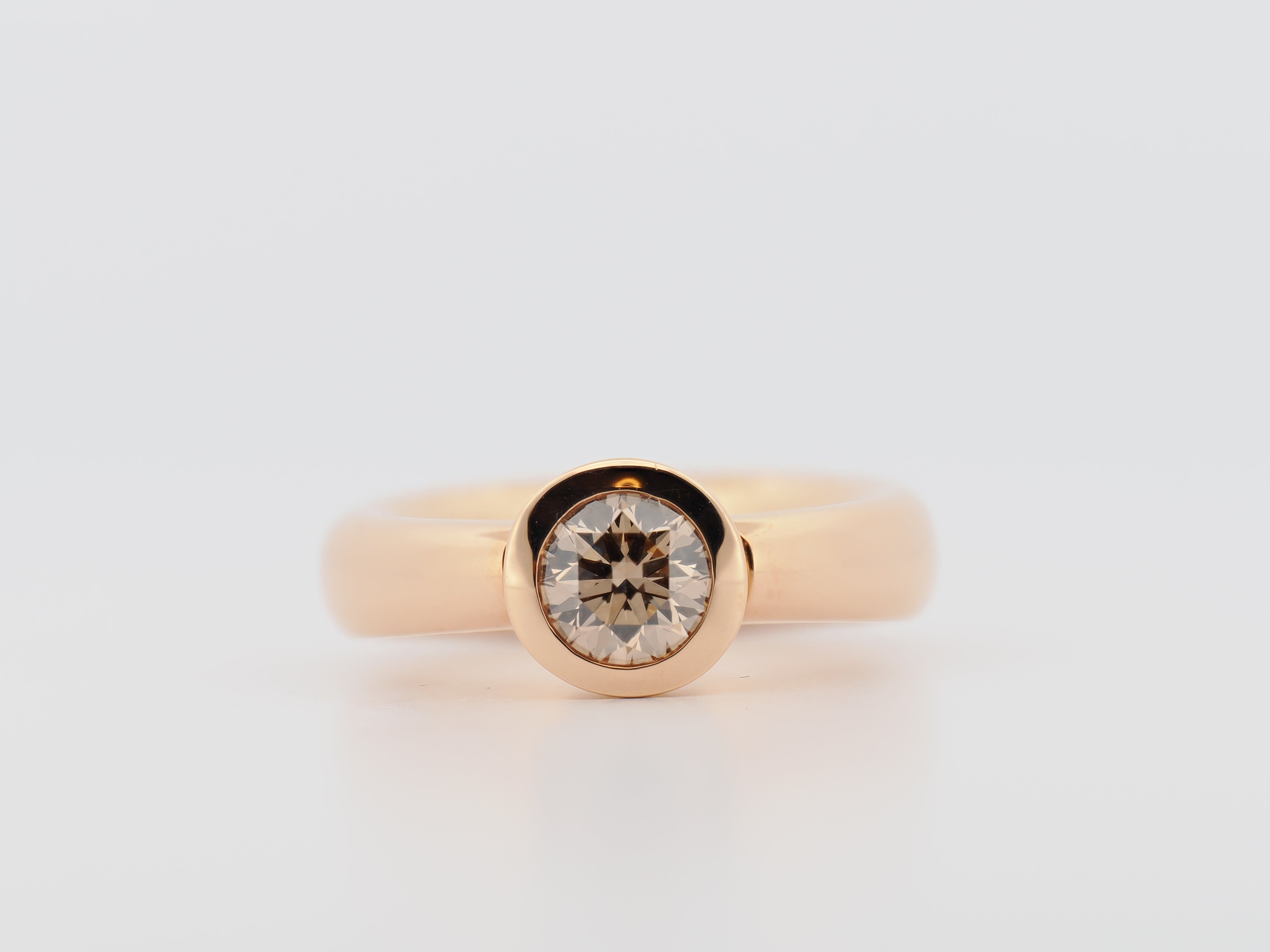 Ring mit braunem Brillant in Roségold