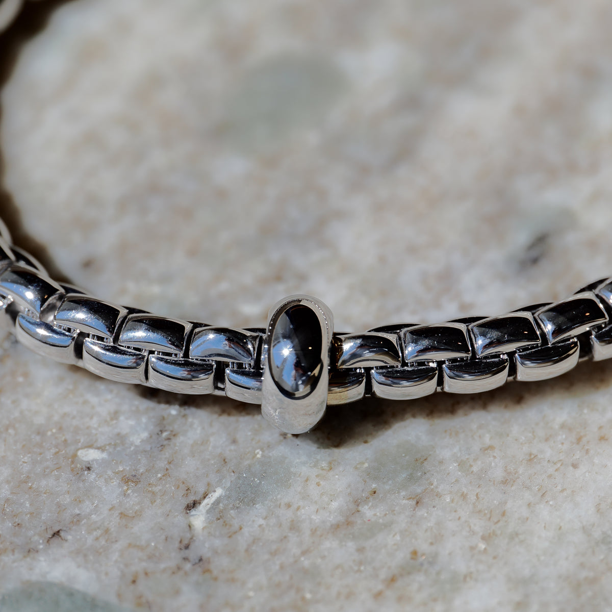 Fope Armband Fope Eka in 18K Weißgold Größe M, Detailansicht mit Armband vor neutralem Hintergrund