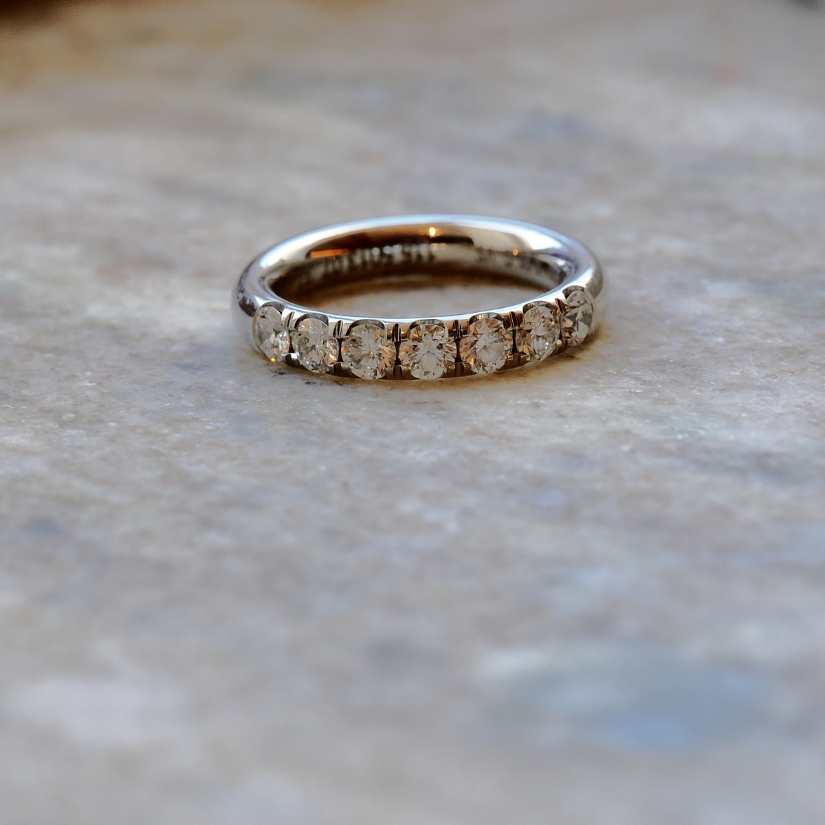 Meister halbausgefasster Memoire Ring aus Platin mit 0,91 ct. Diamanten