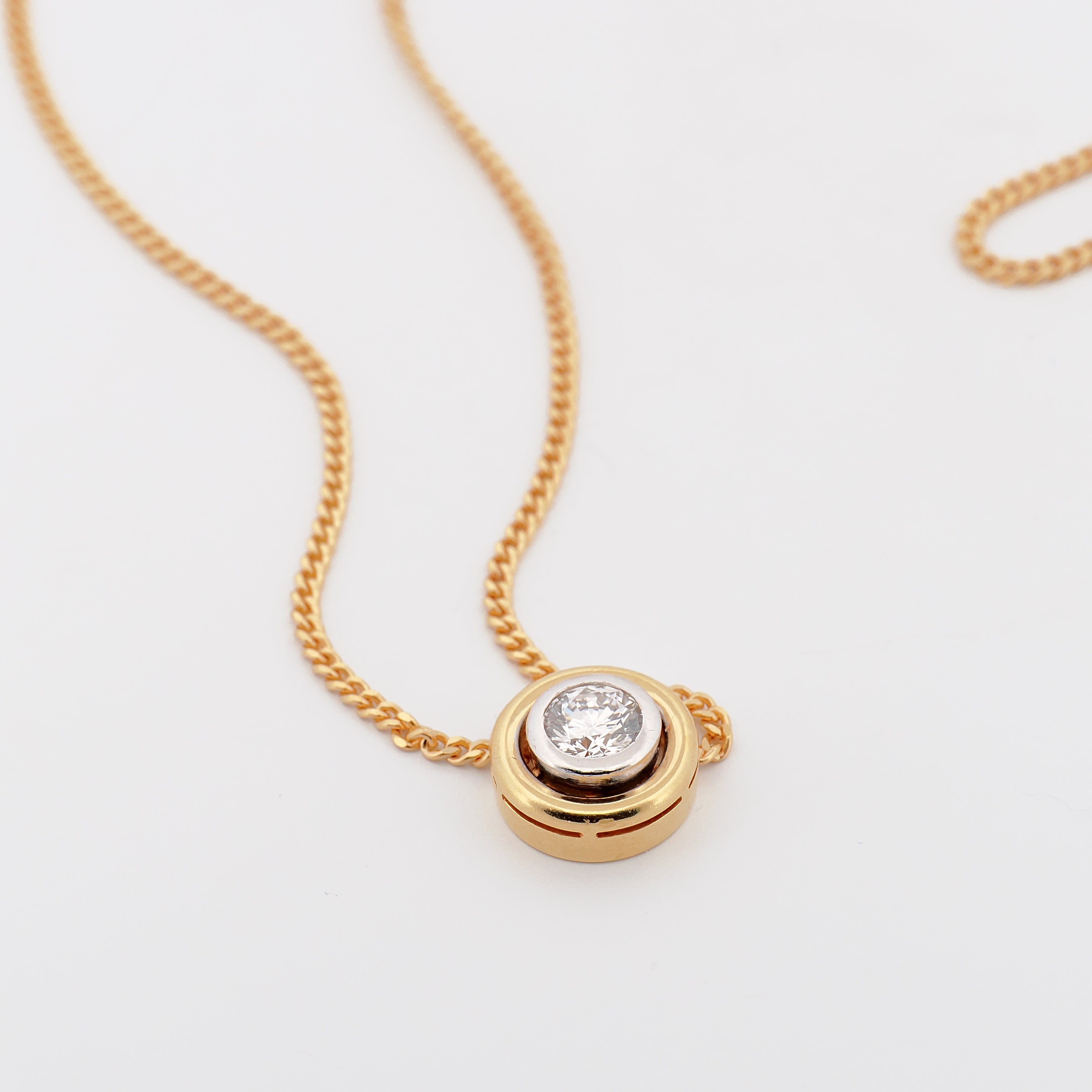 Collier in 18 K Gelbgold mit Brillant-Solitär