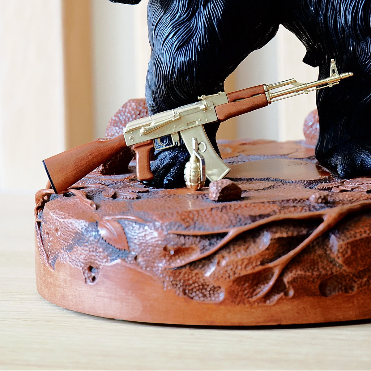 "Gorilla with a Gun and a Grenade" aus Ebenholz, Birnenholz , Granaten und 585er Gelbgold