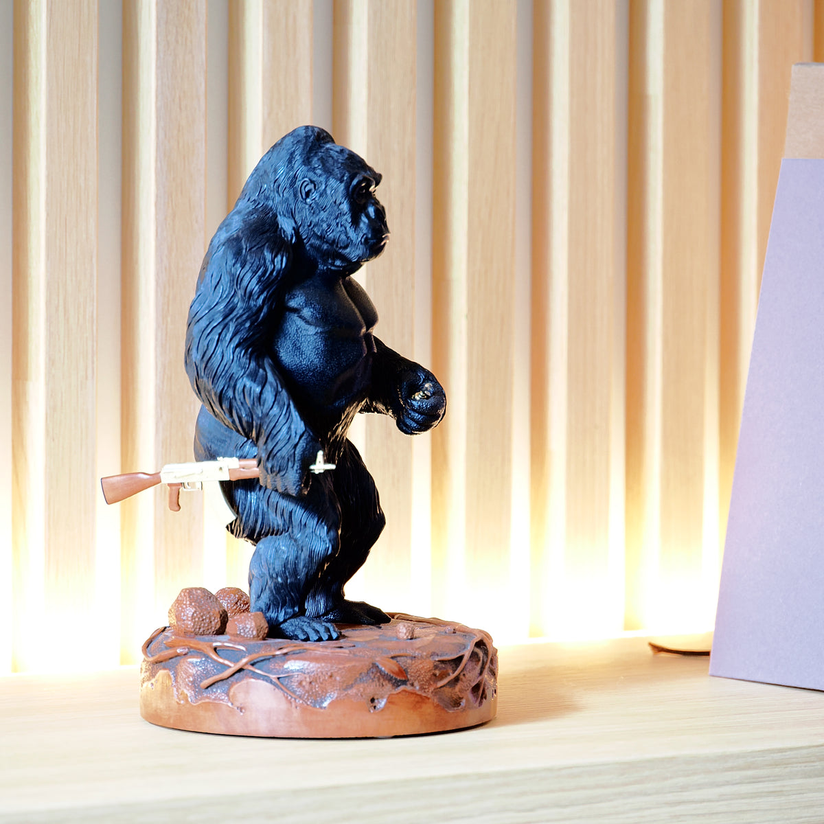 "Gorilla with a Gun and a Grenade" aus Ebenholz, Birnenholz , Granaten und 585er Gelbgold