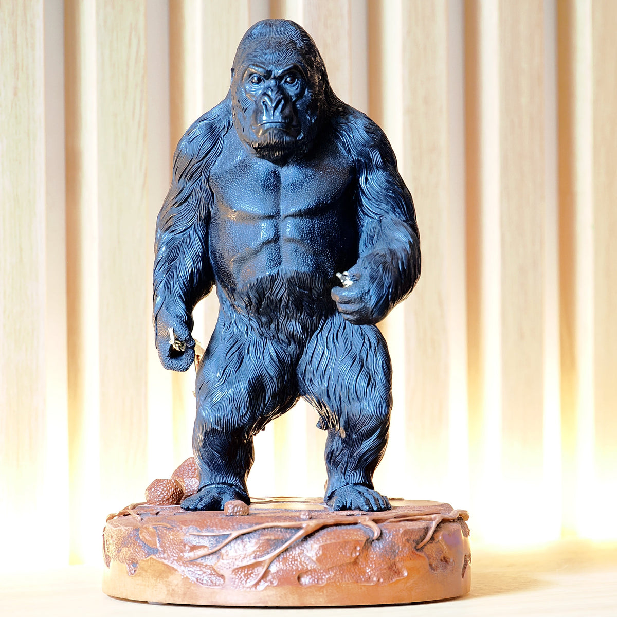 "Gorilla with a Gun and a Grenade" aus Ebenholz, Birnenholz , Granaten und 585er Gelbgold
