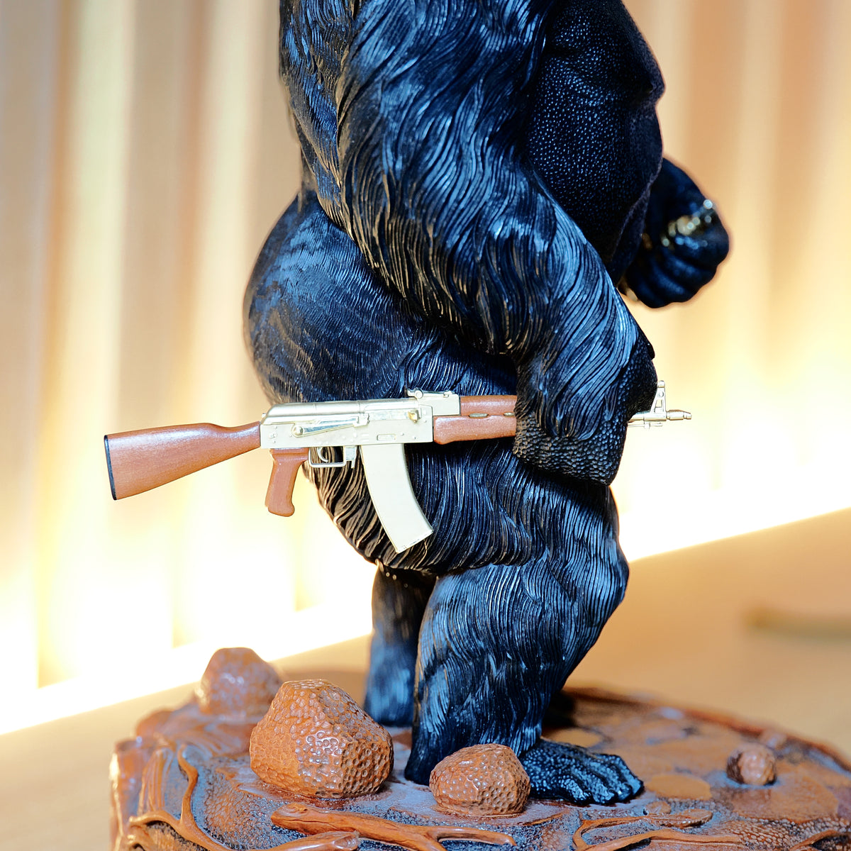 "Gorilla with a Gun and a Grenade" aus Ebenholz, Birnenholz , Granaten und 585er Gelbgold