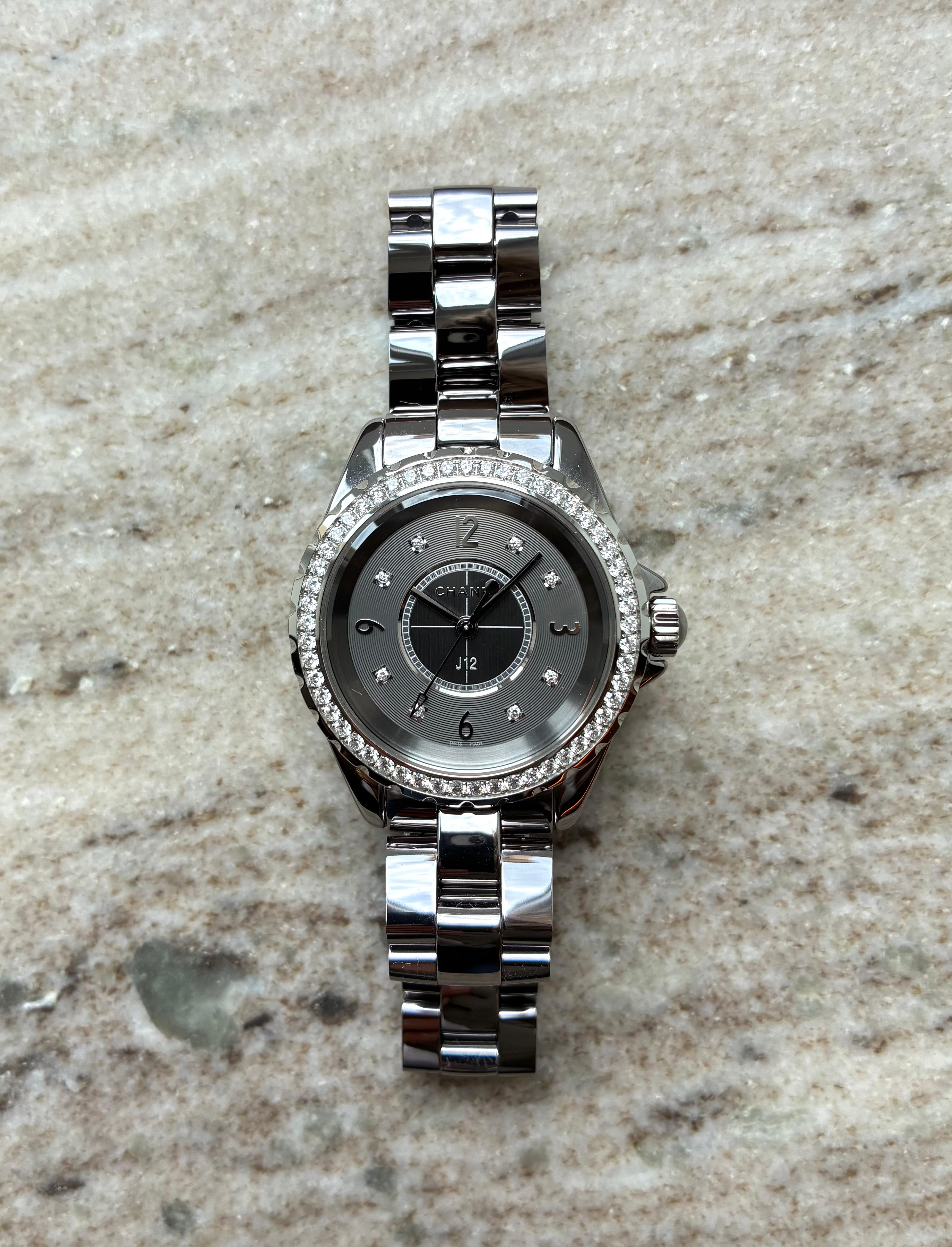 Chanel J12 33mm Quarz Uhr mit Diamantlünette und grauem Zifferblatt